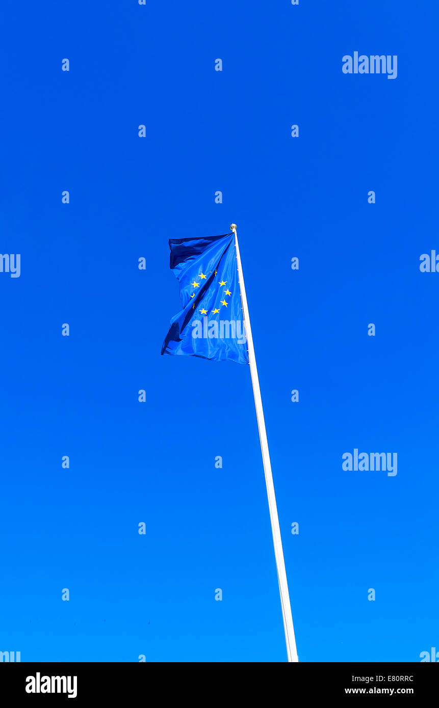 Bandiera dell'Unione europea oltre il profondo blu del cielo Foto Stock