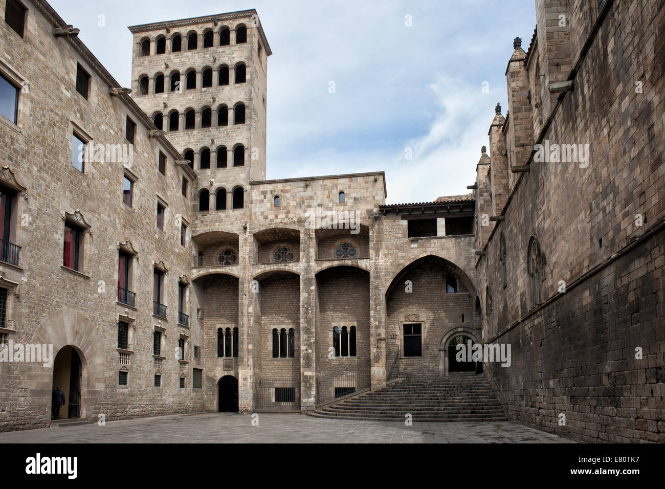 Torre Mirador e Palau del Lloctinent a Placa del Rei a Barcellona, in Catalogna, Spagna. Foto Stock