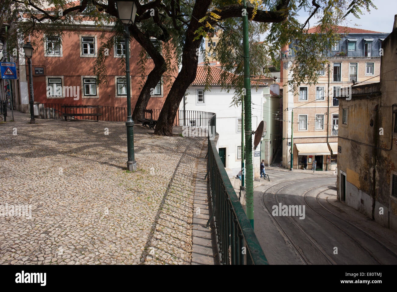 Piccoli ciottoli, piazza sopraelevata, case tradizionali e via di seguito nella parte vecchia della città di Lisbona in Portogallo. Foto Stock