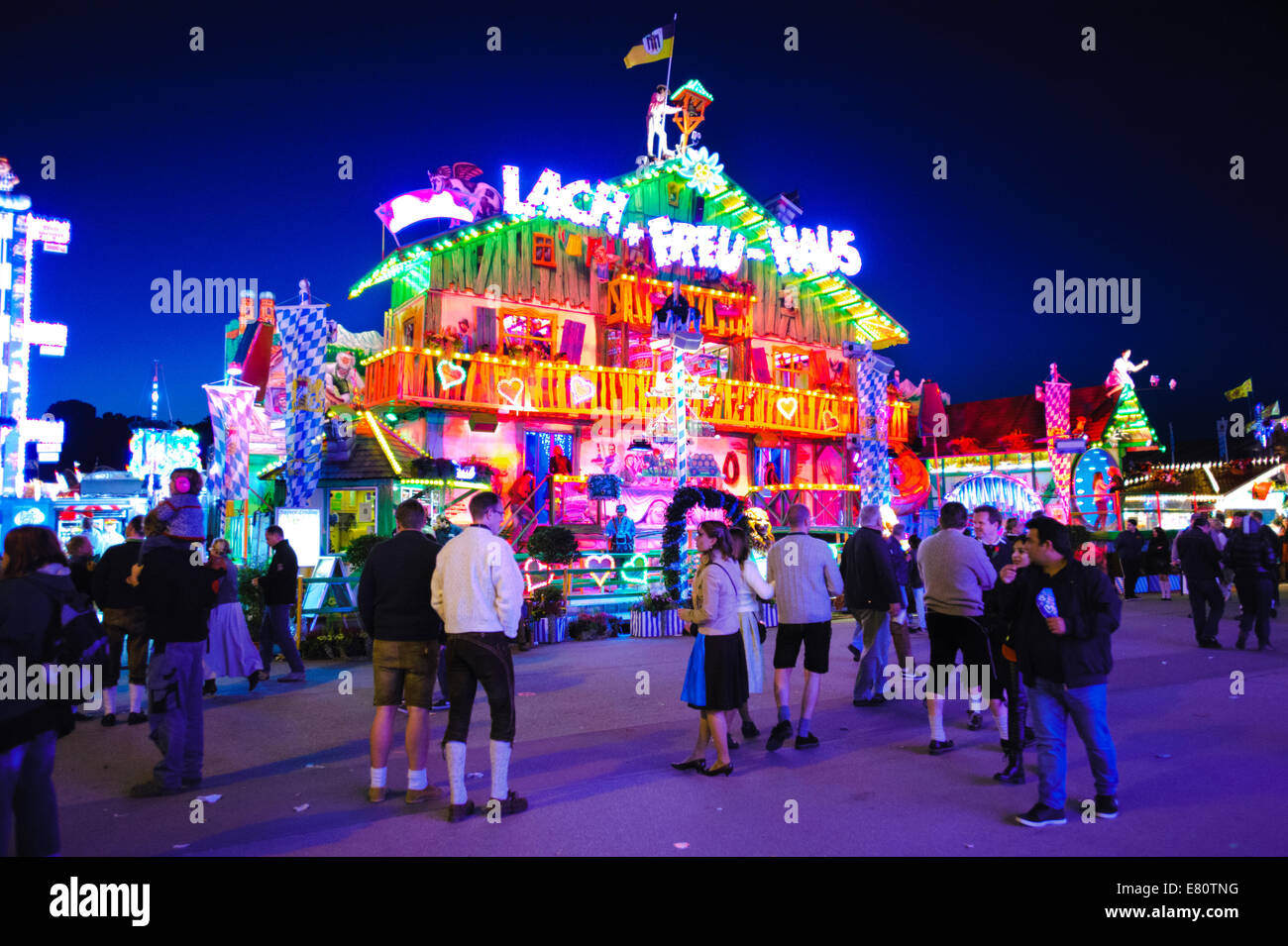 L'Oktoberfest a Monaco di Baviera è la più grande festa della birra del mondo con molte capanne di divertimenti, birra tende e giostre. Foto Stock