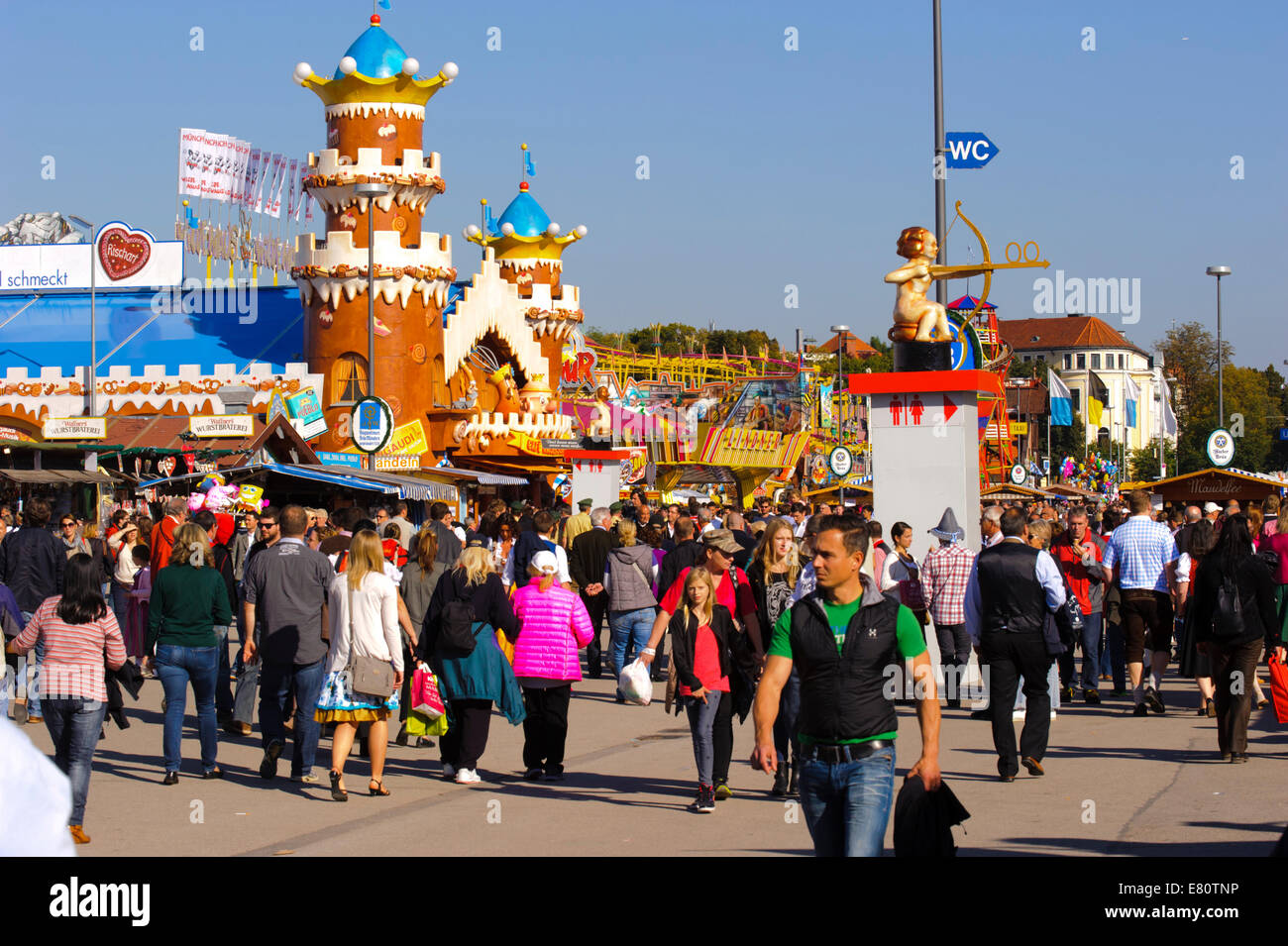 L'Oktoberfest a Monaco di Baviera è la più grande festa della birra del mondo con molte capanne di divertimenti, birra tende e giostre. Foto Stock