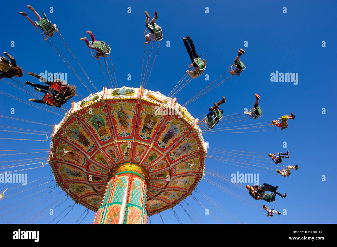 L'Oktoberfest a Monaco di Baviera è la più grande festa della birra del mondo. I visitatori hanno molto divertente con grandi giostre. Foto Stock