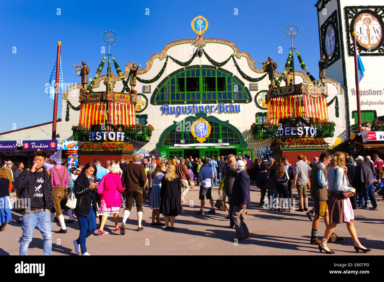 L'Oktoberfest a Monaco di Baviera è la più grande festa della birra del mondo con molte capanne di divertimenti, birra tende e giostre. Foto Stock