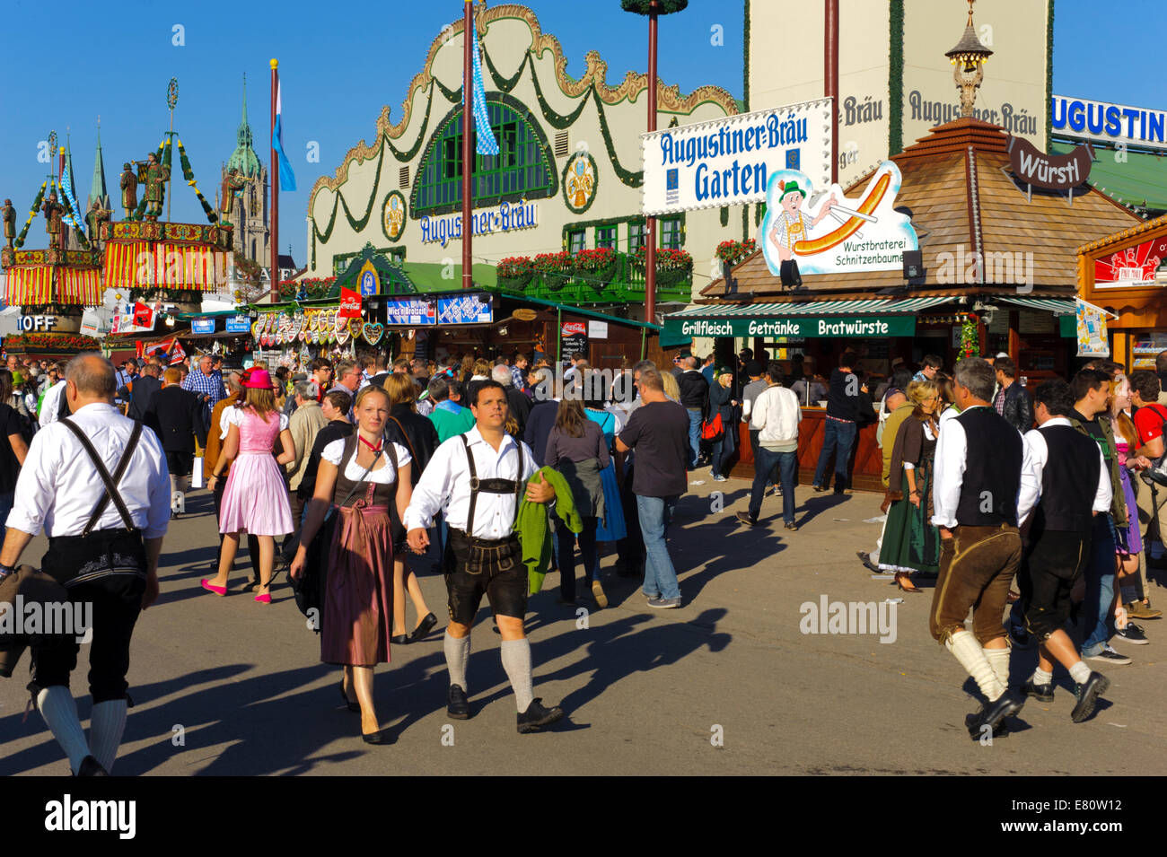 L'Oktoberfest a Monaco di Baviera è la più grande festa della birra del mondo con molte capanne di divertimenti, birra tende e giostre. Foto Stock