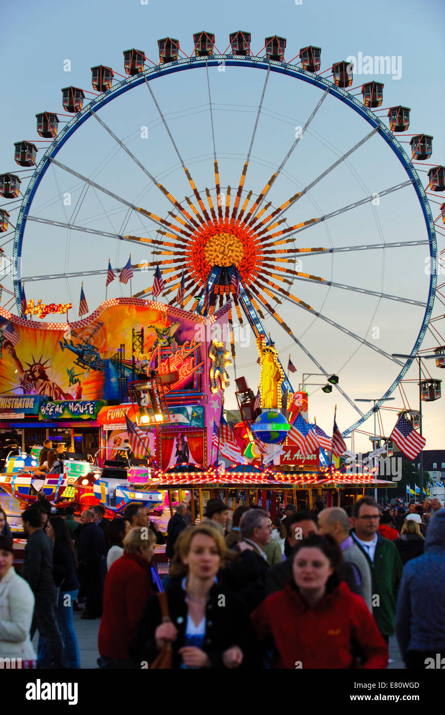 L'Oktoberfest a Monaco di Baviera è la più grande festa della birra del mondo. I visitatori hanno molto divertente con grandi giostre. Foto Stock