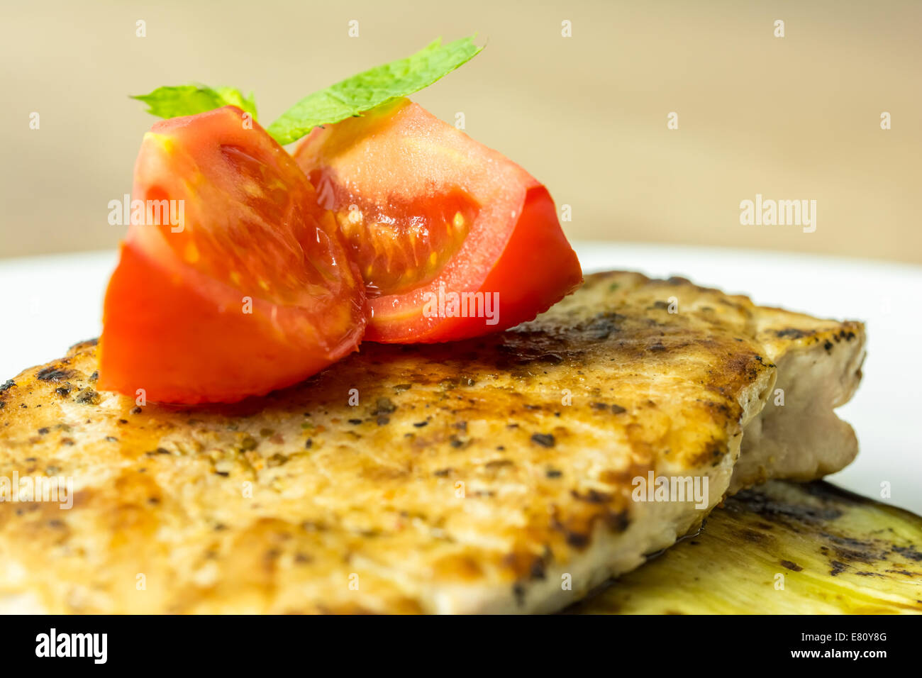 Grigliata di melanzane fetta con bistecca di carne di maiale e i pomodori tagliati a fette Foto Stock
