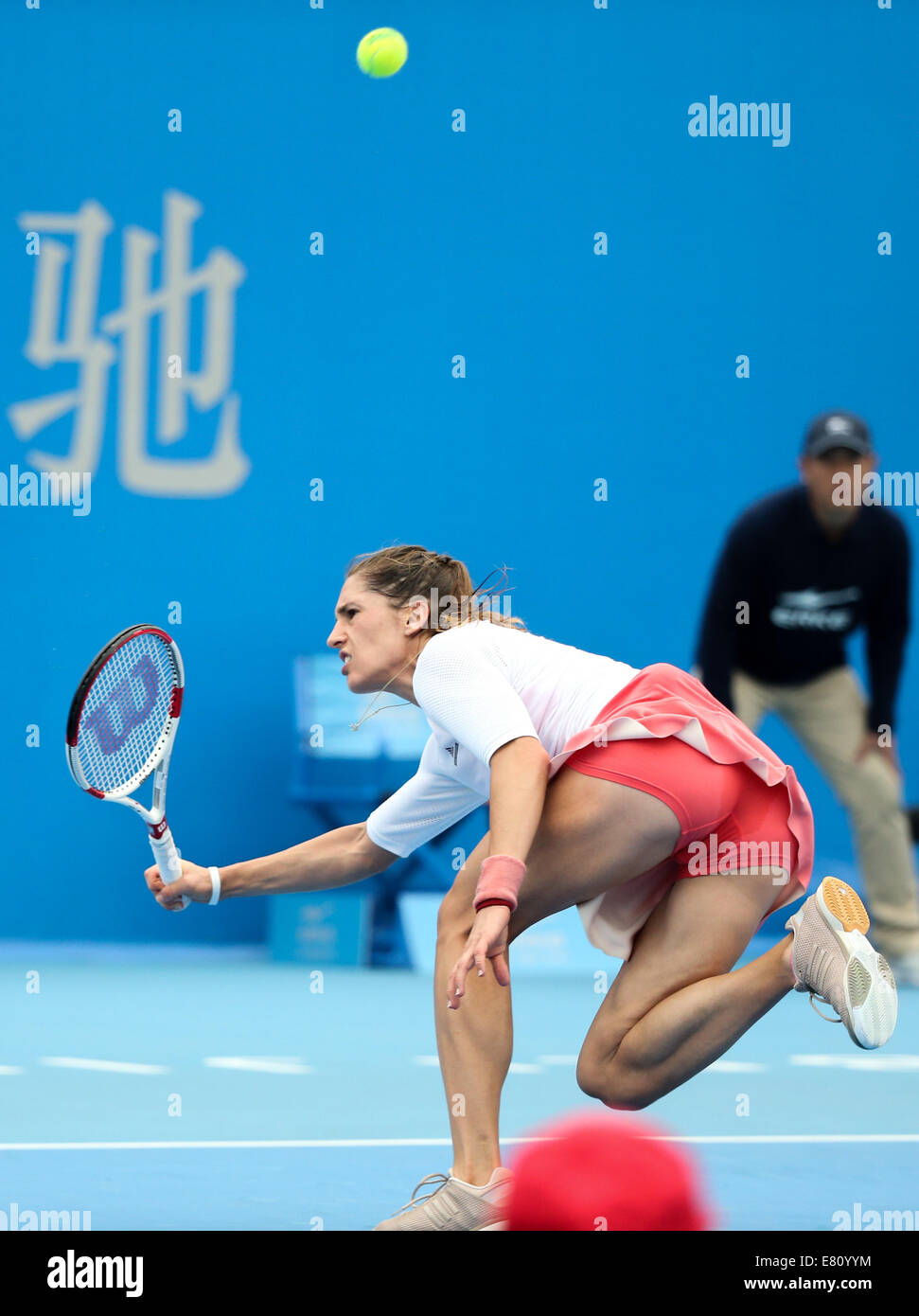 Pechino, Cina. 28 Sep, 2014. Andrea Petkovic di Germania restituisce un colpo durante il singolare femminile' 1° round match contro Monica Niculescu della Romania al 2014 Open di Cina Pechino, capitale della Cina, il 7 settembre 28, 2014. Petkovic ha vinto 2-1. Credito: Li Ming/Xinhua/Alamy Live News Foto Stock