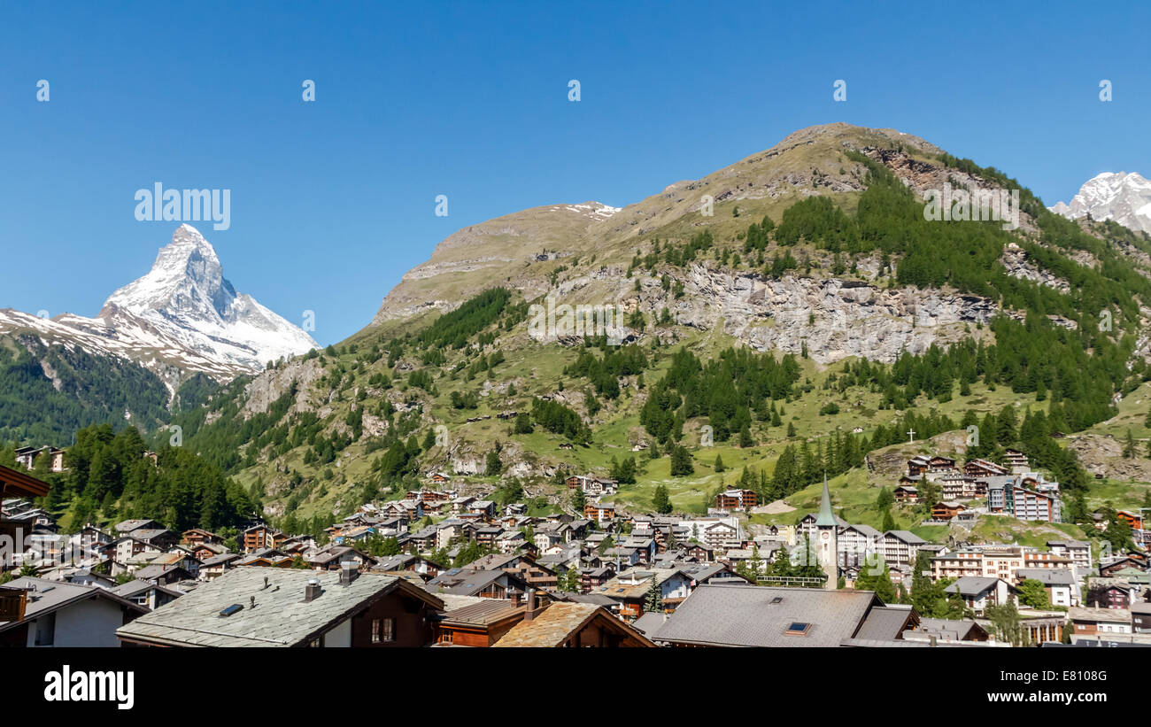 Il Cervino e Zermatt città nella valle, Svizzera Foto Stock