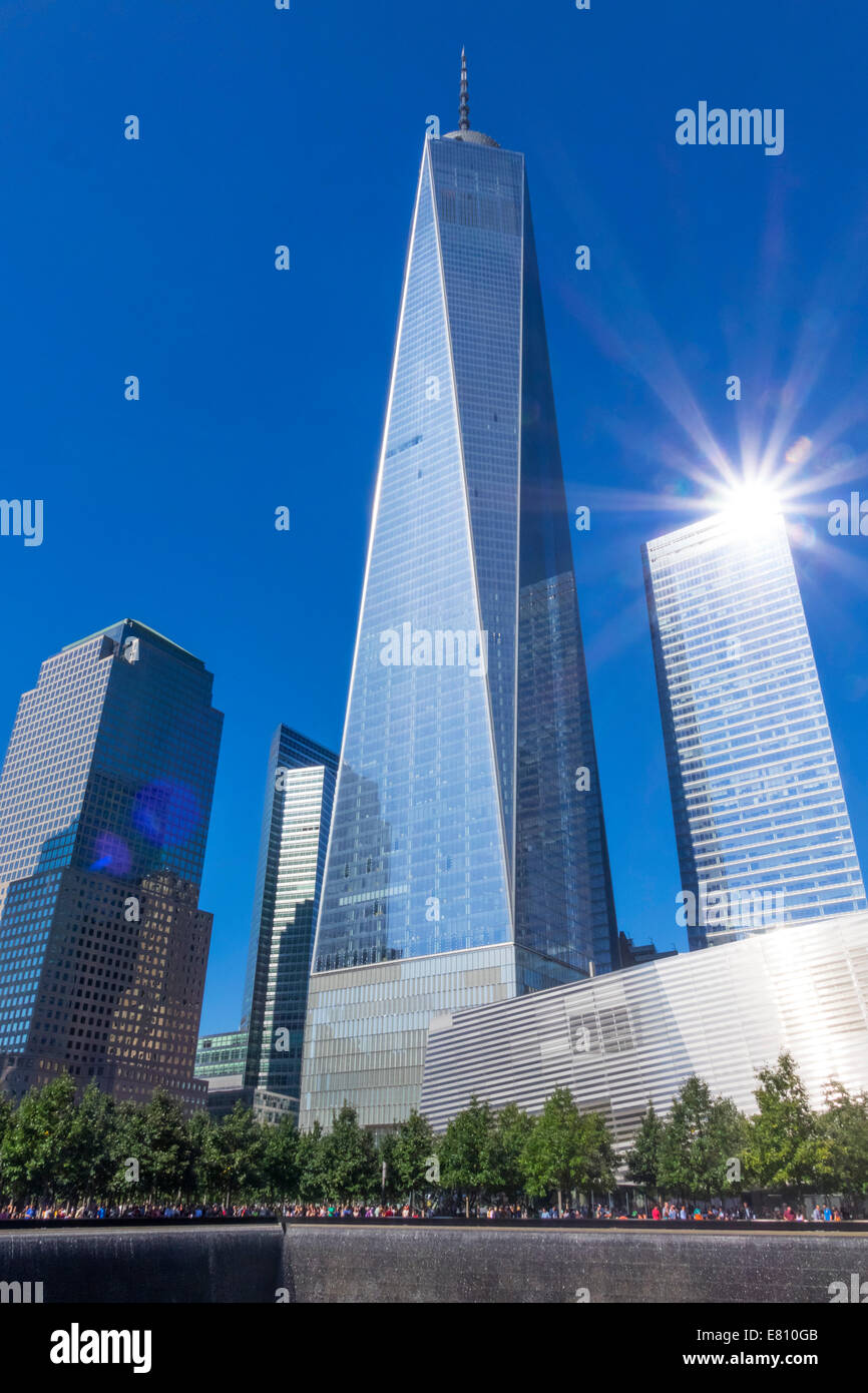 Sunspot colpendo il 7 Torre del nuovo World Trade Center, appena dietro la torre di libertà, nella parte inferiore di Manhattan, un nuovo punto di riferimento Foto Stock