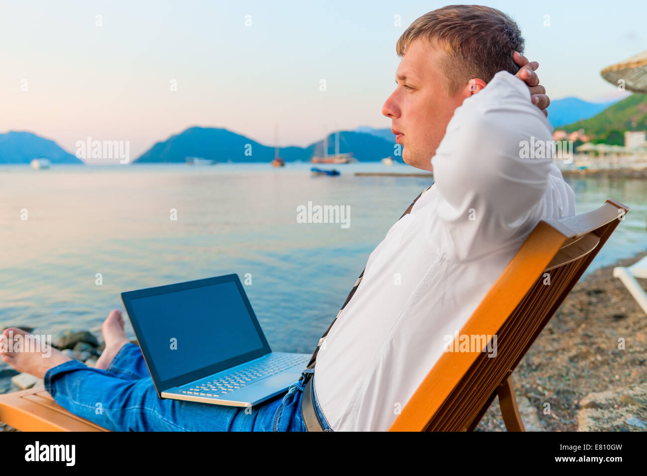 Maschio di attività ricreative all'aperto presso il resort Foto Stock