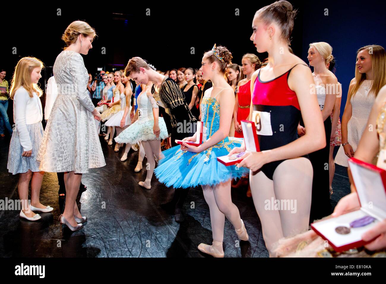 Anversa, Belgio. Il 27 settembre, 2014. Regina Mathilde e la Principessa Elisabetta del Belgio visita il Genee balletto internazionale della concorrenza a opera di Anversa, Belgio, 27 settembre 2014. Foto: Patrick van Katwijk/dpa/Alamy Live News Foto Stock