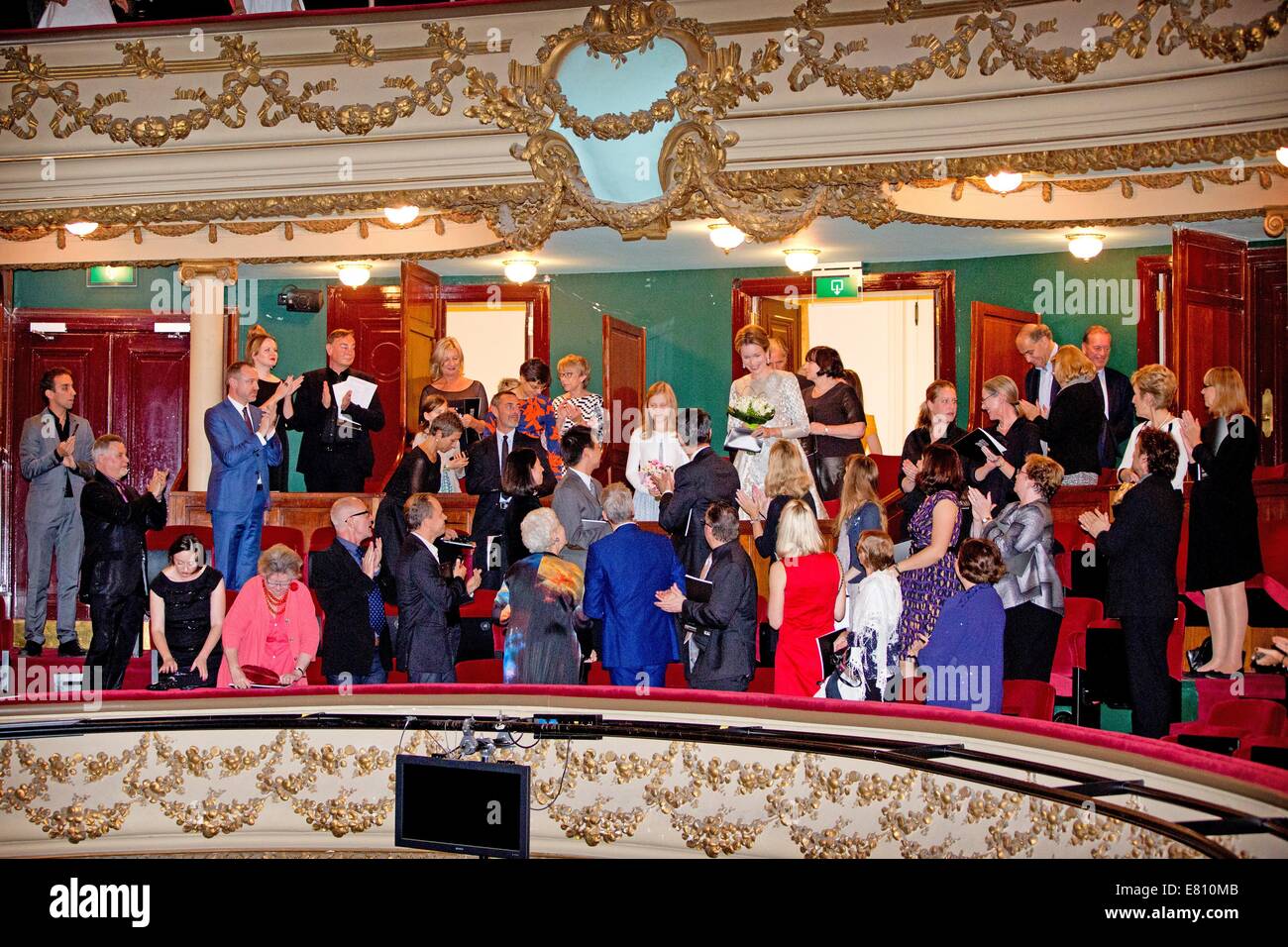 Anversa, Belgio. Il 27 settembre, 2014. Regina Mathilde e la Principessa Elisabetta del Belgio visita il Genee balletto internazionale della concorrenza a opera di Anversa, Belgio, 27 settembre 2014. Foto: Patrick van Katwijk/dpa/Alamy Live News Foto Stock