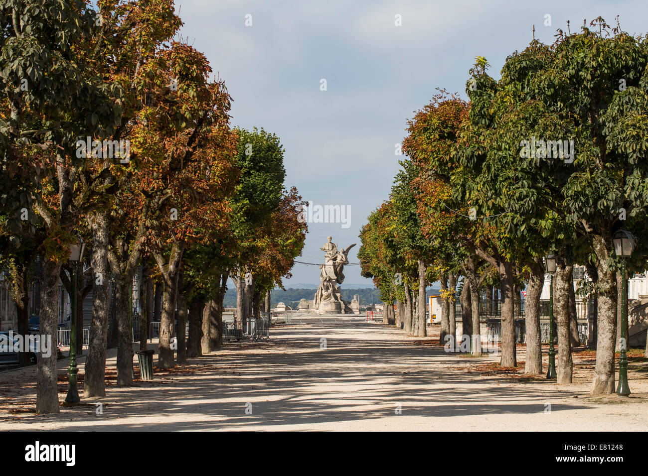 Un viale nel centro di Angouleme, Charente, Francia. Foto Stock