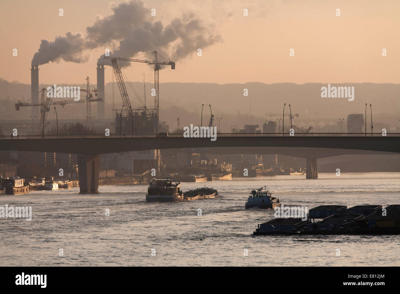 Francia, Parigi (75), della Senna con l'industria Foto Stock