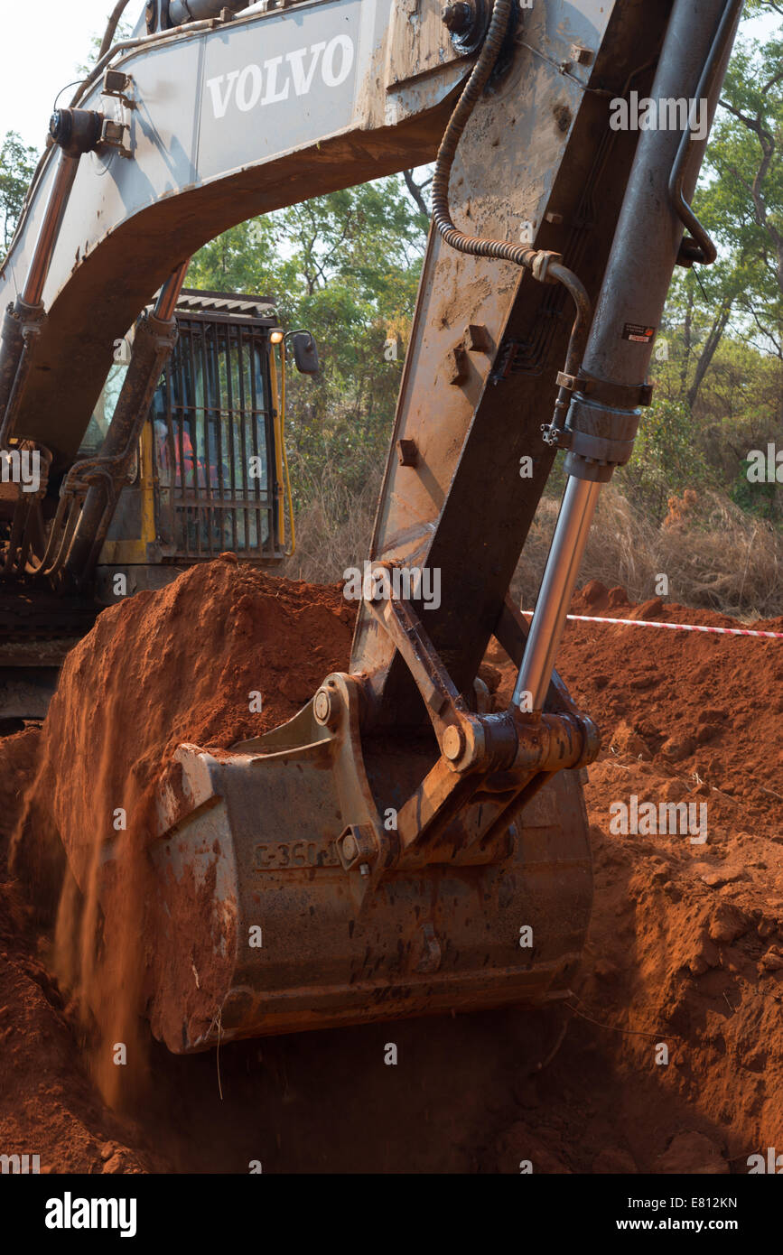 Un affittato 30 ton escavatore Volvo scava un buco come parte di un progetto di costruzione di una grande miniera a cielo aperto. Foto Stock