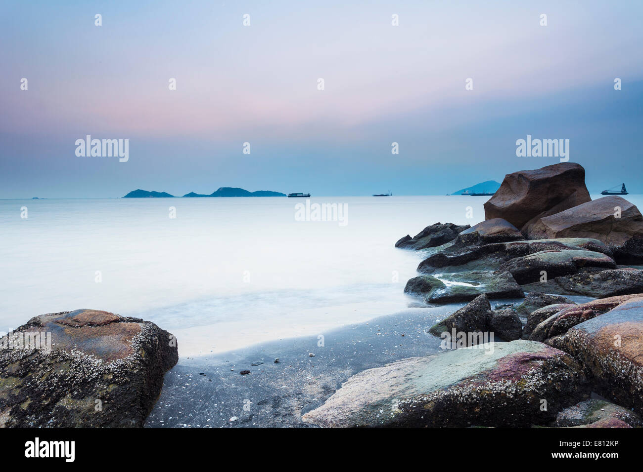 Tramonto lungo la Costa sassosa Foto Stock