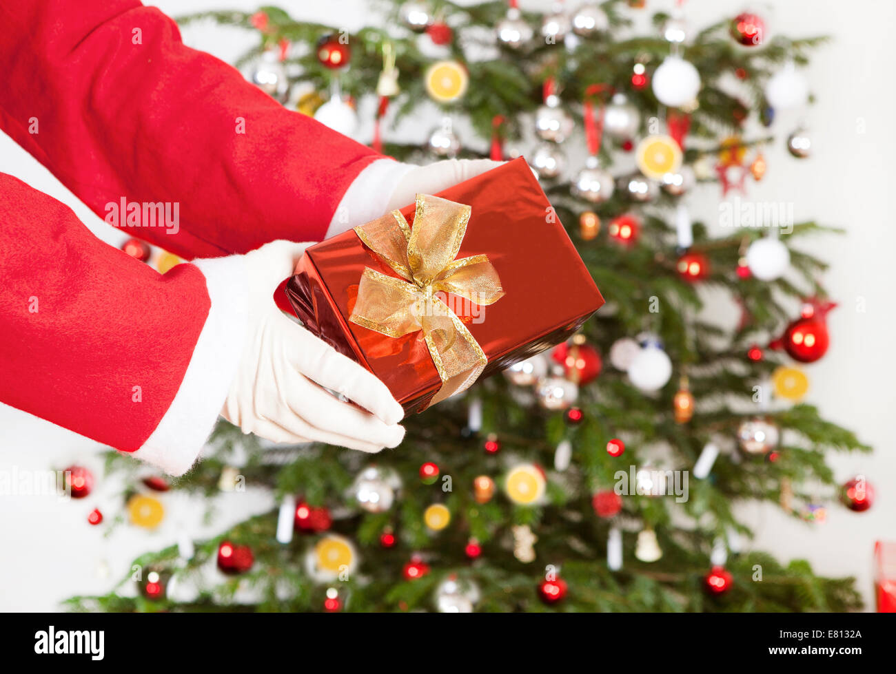 Babbo Natale porta doni in background, un albero di Natale Foto Stock
