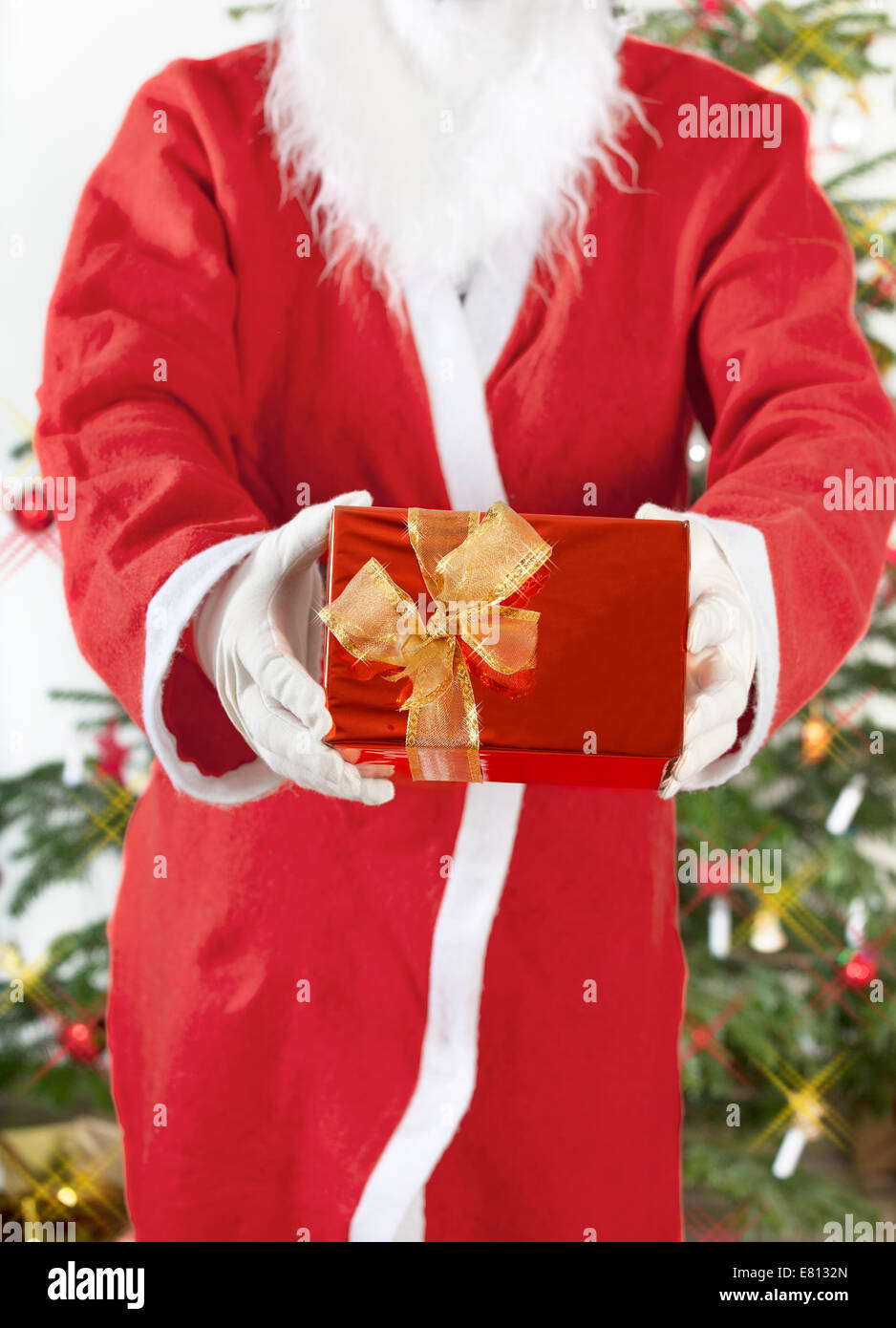 Babbo Natale porta doni in background, un albero di Natale Foto Stock
