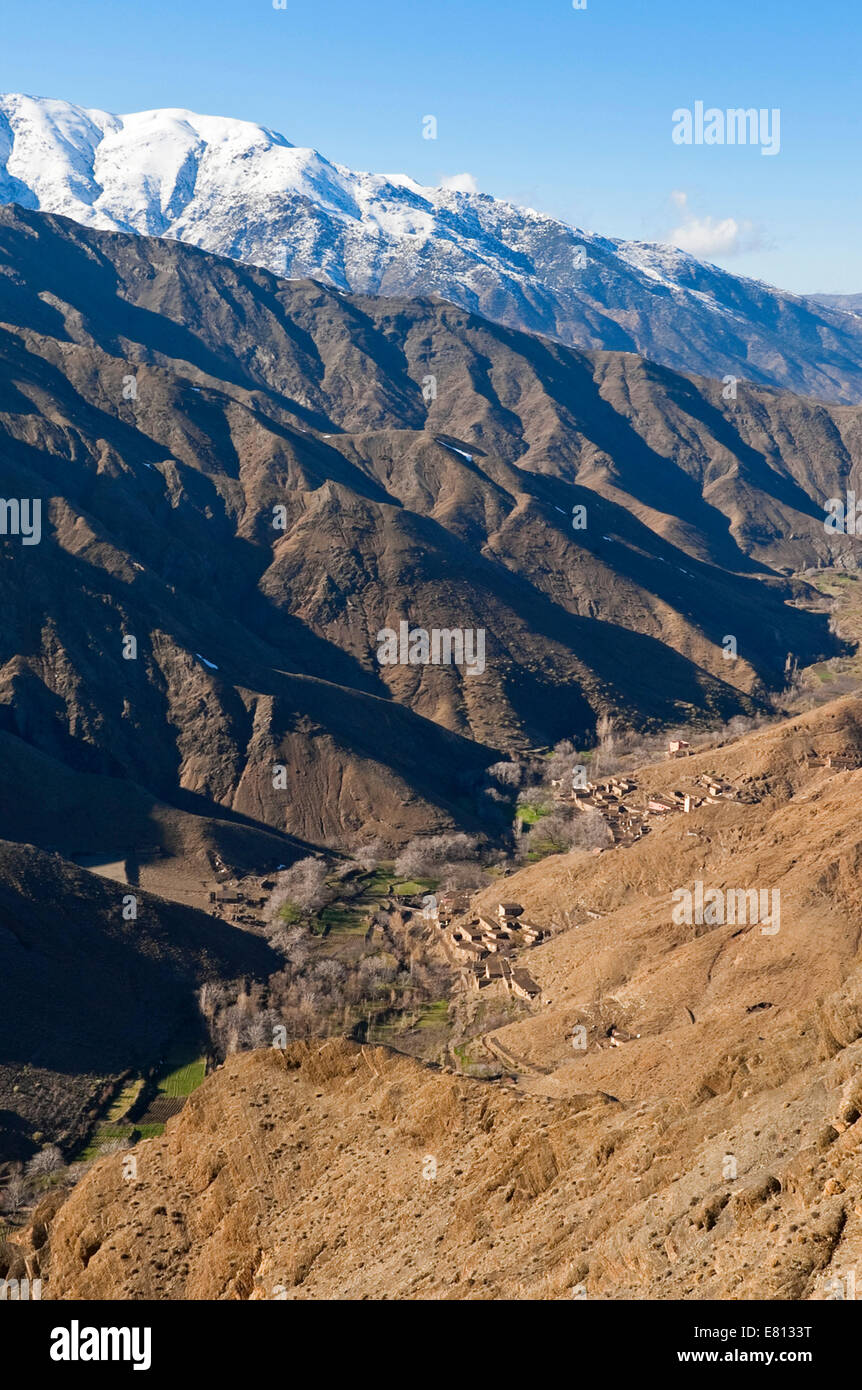 Vista verticale di piccoli villaggi Berberi incastonato sulle pendici dell'Alto Atlante Mountain Range in Marocco. Foto Stock