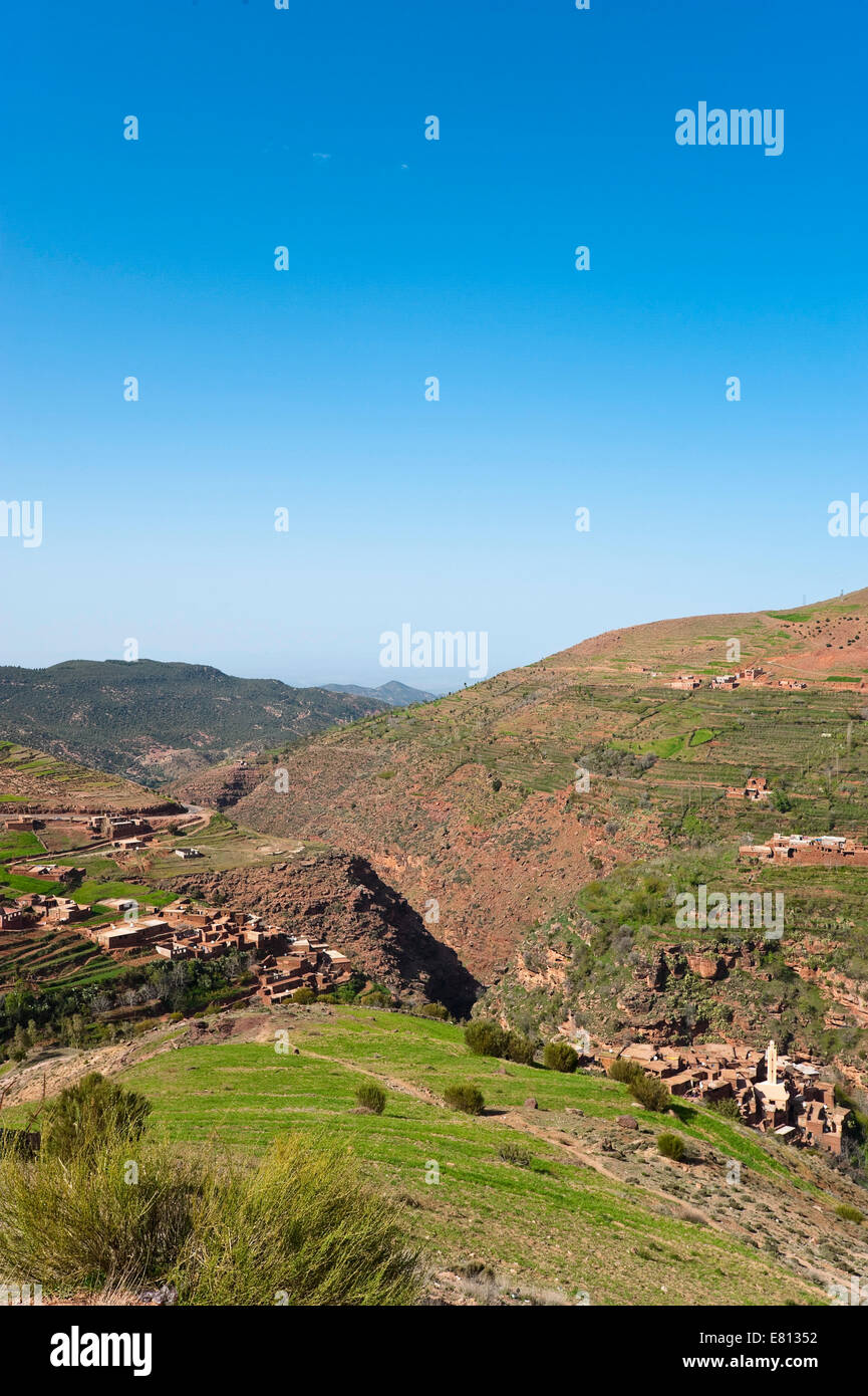 Vista verticale del pendio terrazzato in Alto Atlante Mountain Range in Marocco. Foto Stock
