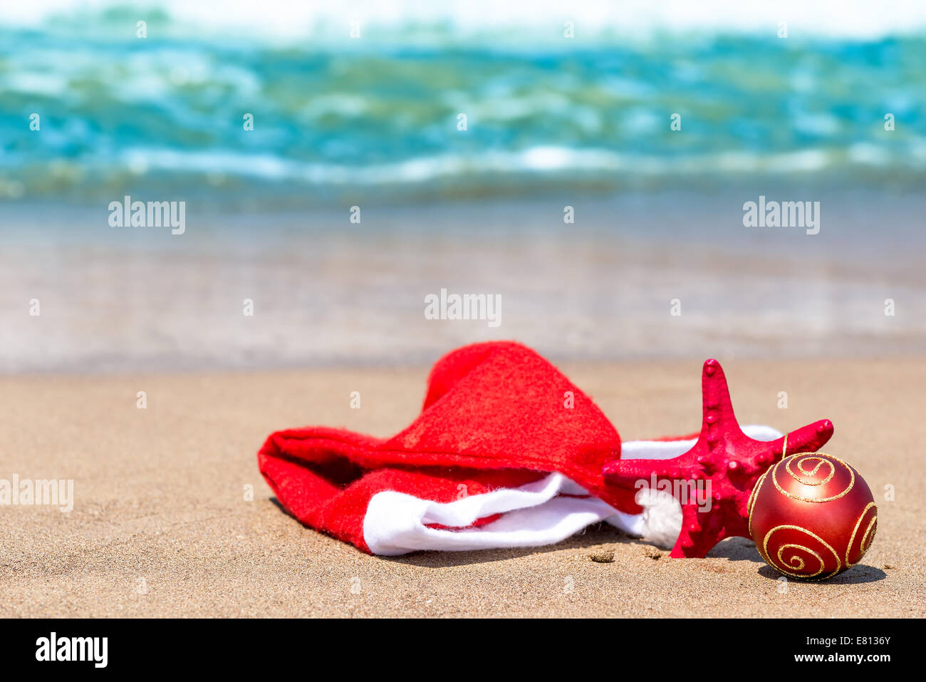 Gli attributi di natale e la stella di mare sulla spiaggia Foto Stock