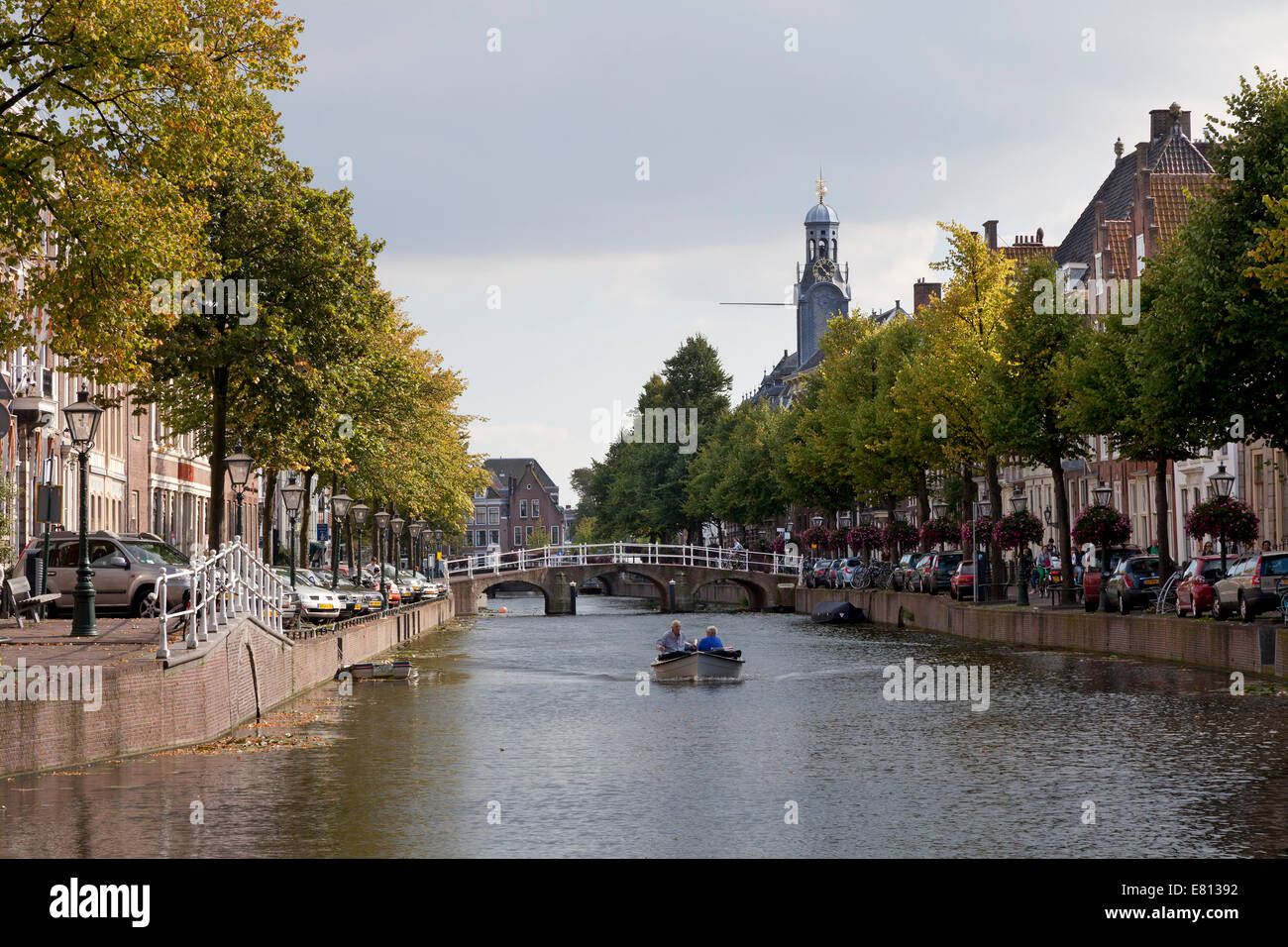 Gite in barca sul Canale Rapenburg nella città di Leiden, Paesi Bassi Foto Stock