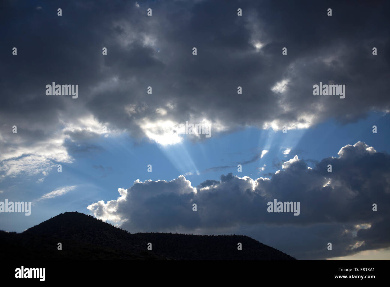 Set di sole oltre il Cerro Quemado montagna in Wirikuta, Real de Catorce, San Luis Potosi, Messico. Foto Stock