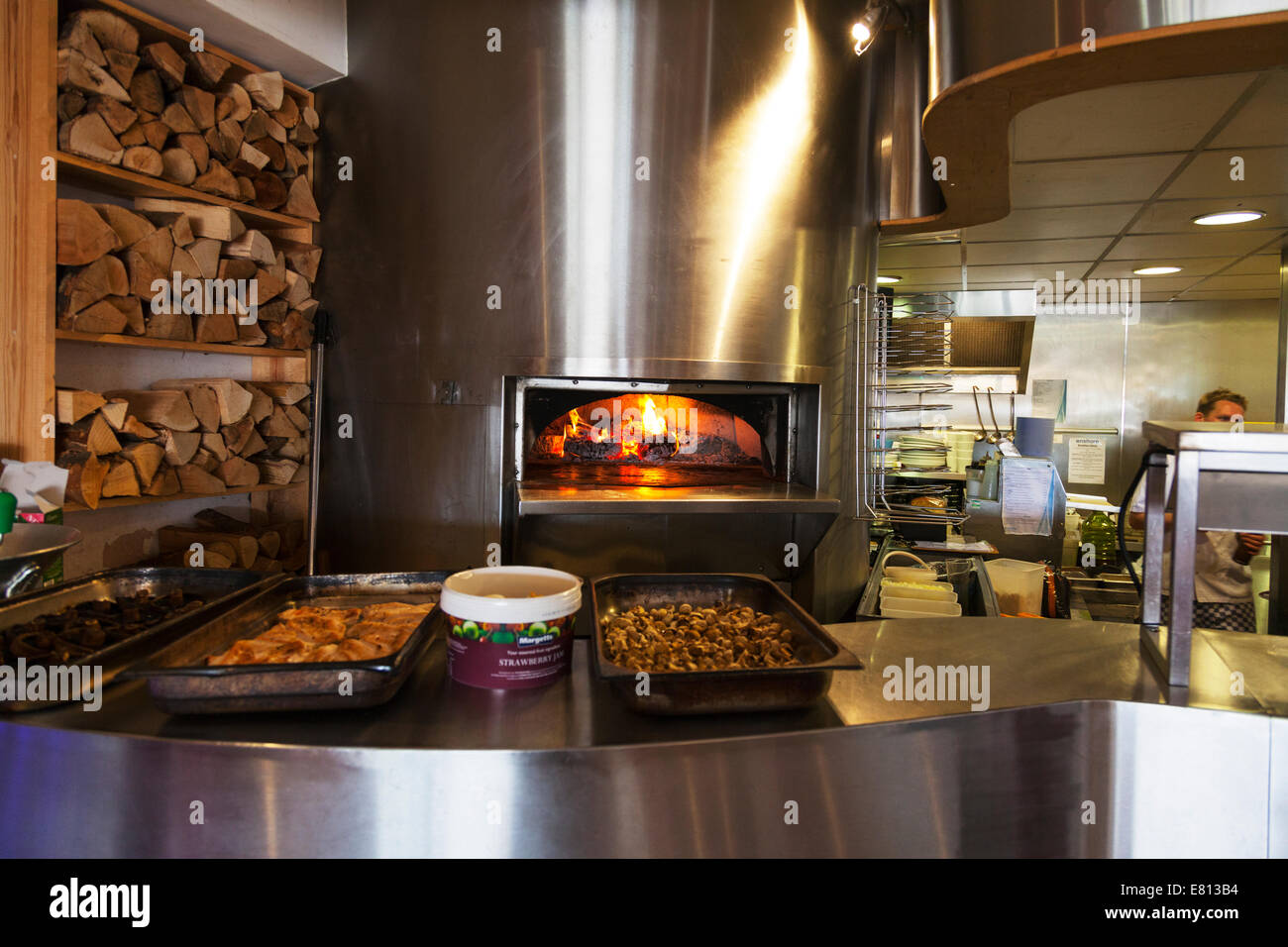 Forno a Pizza chrome enorme fornello a fiamma cucina ristorante la cucina  la masterizzazione di fuoco Foto stock - Alamy