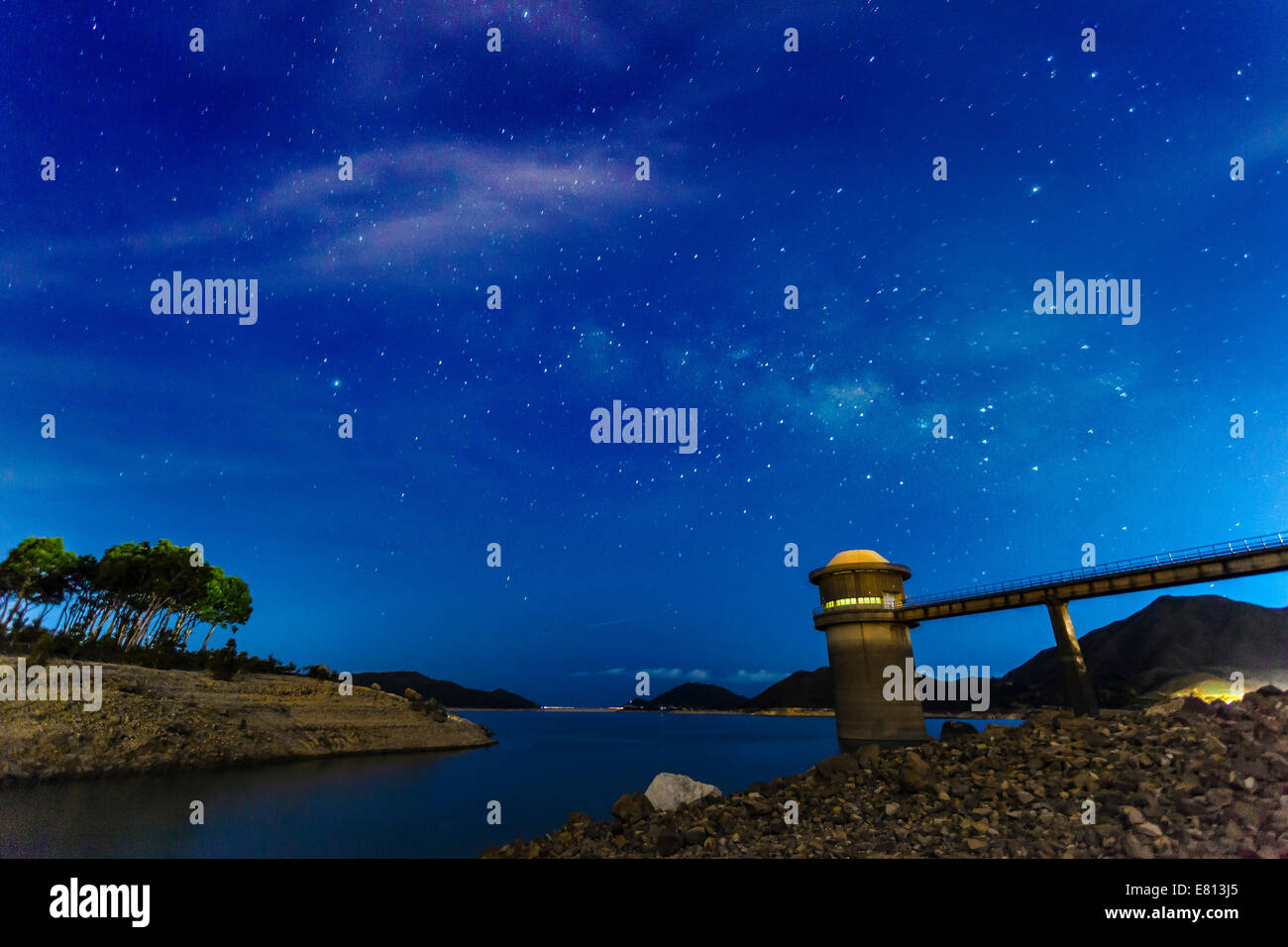 La superficie liscia del lago su uno sfondo di cielo stellato Foto Stock