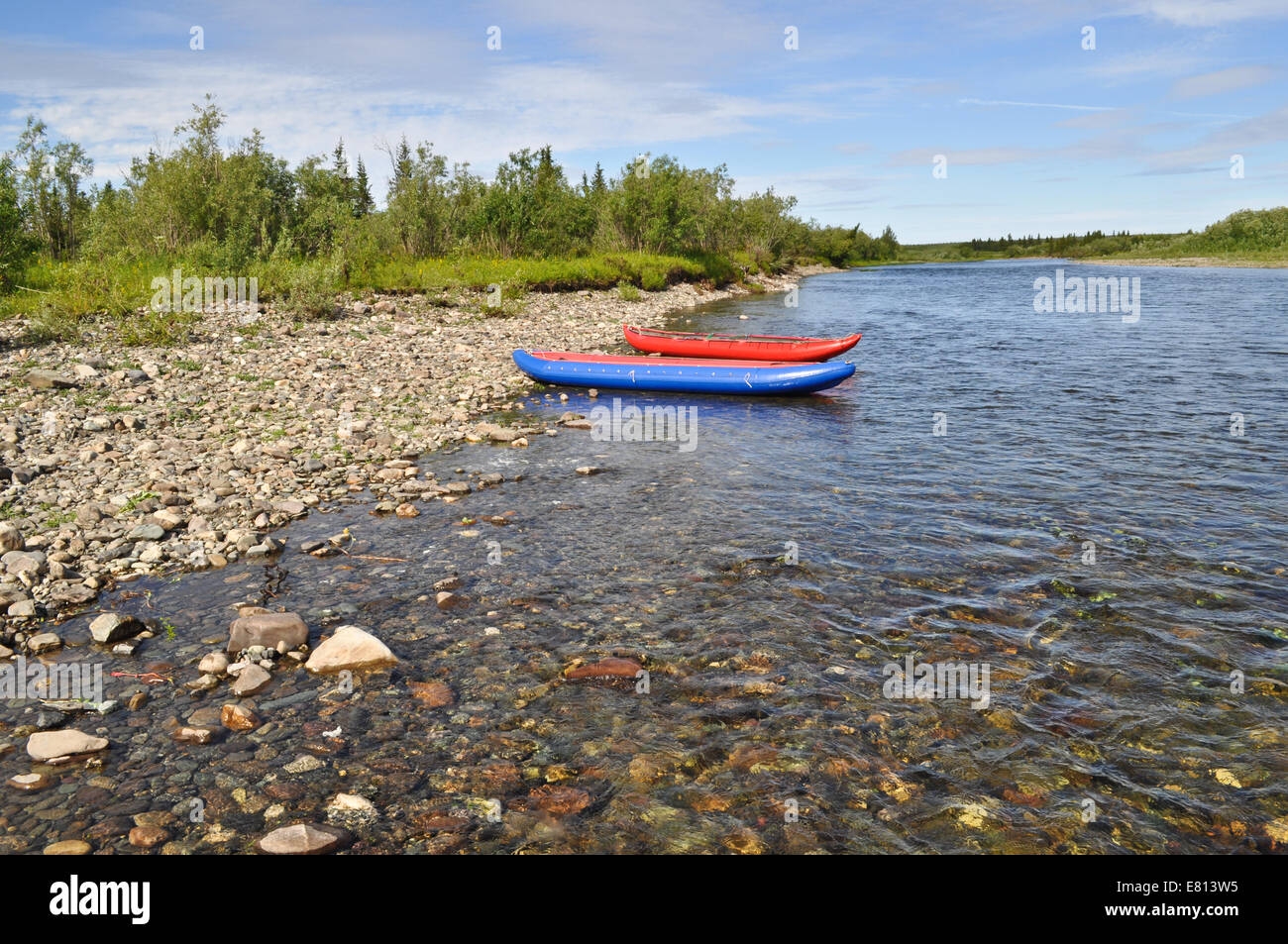 Tourist kayak a pebble sponde del fiume. Polar Ural, Repubblica di Komi, Russia. Foto Stock