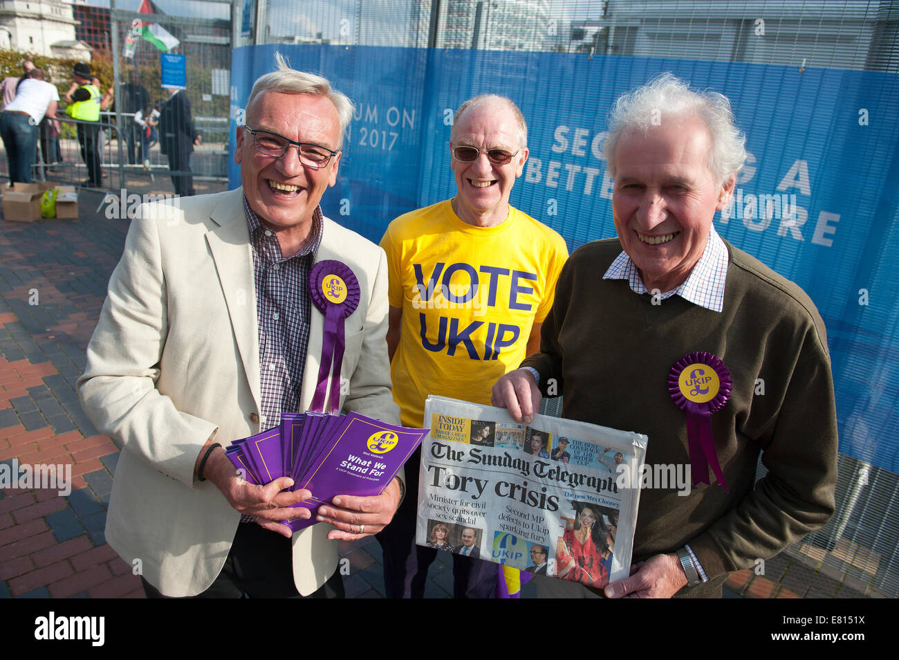 Birmingham, West Midlands, 28 settembre, 2014. Mike verde (L) prospettive UKIP candidato parlamentare per Burton & Utoxeter e compagni membri UKIP Derek Walker (centro) & Brian Buxton (R) ispirato da ieri la conferenza di partito a Doncaster ha deciso di intraprendere un viaggio a Birmingham e a invitare i sostenitori conservatori di compilare un modulo e unire il UKIP. Molti e vari gruppi di protesta si sono manifestate nel primo giorno della festa Conseervative Conferenza. Credito: Graham M. Lawrence/Alamy Live News. Foto Stock