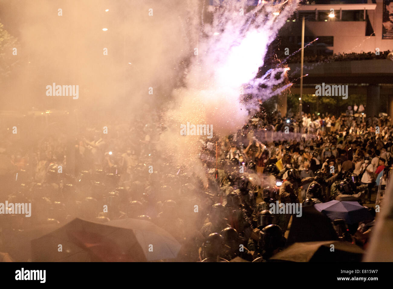 Hong Kong. 28 Sep, 2014. Gas lacrimogeni sparati durante occupano le proteste centrale, Hong Kong, Cina. Le proteste contro la decisione da parte di Pechino per offrire gli elettori di Hong Kong, per scegliere il loro capo esecutivo nel 2017 elezioni da approvato candidati, piuttosto che di un elenco aperto. Credito: SCWLee/Alamy Live News Foto Stock