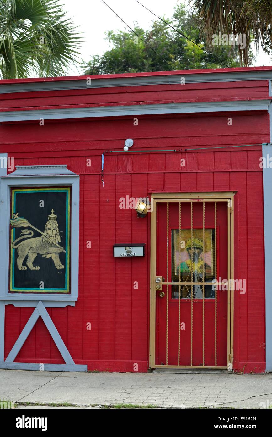 Rastafari edificio in rosso, oro, verde e nero Foto Stock