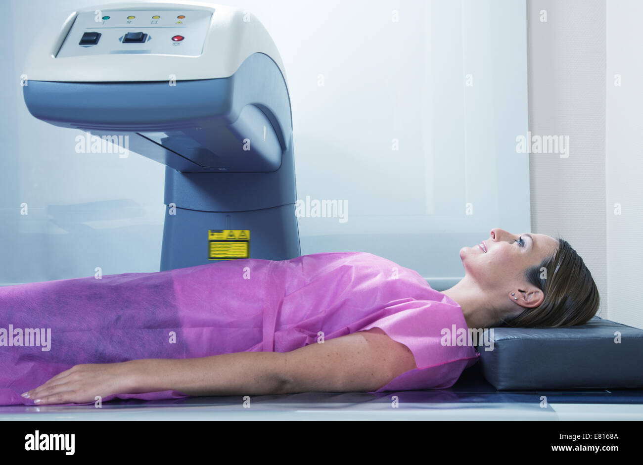 Donna felice in fase di aprire MRI scan. Foto Stock
