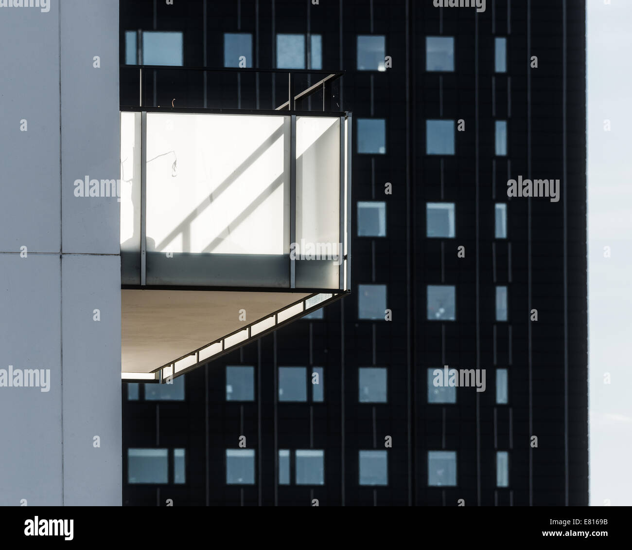 Vetro riflettente balcone su un alto edificio di appartamenti Foto Stock