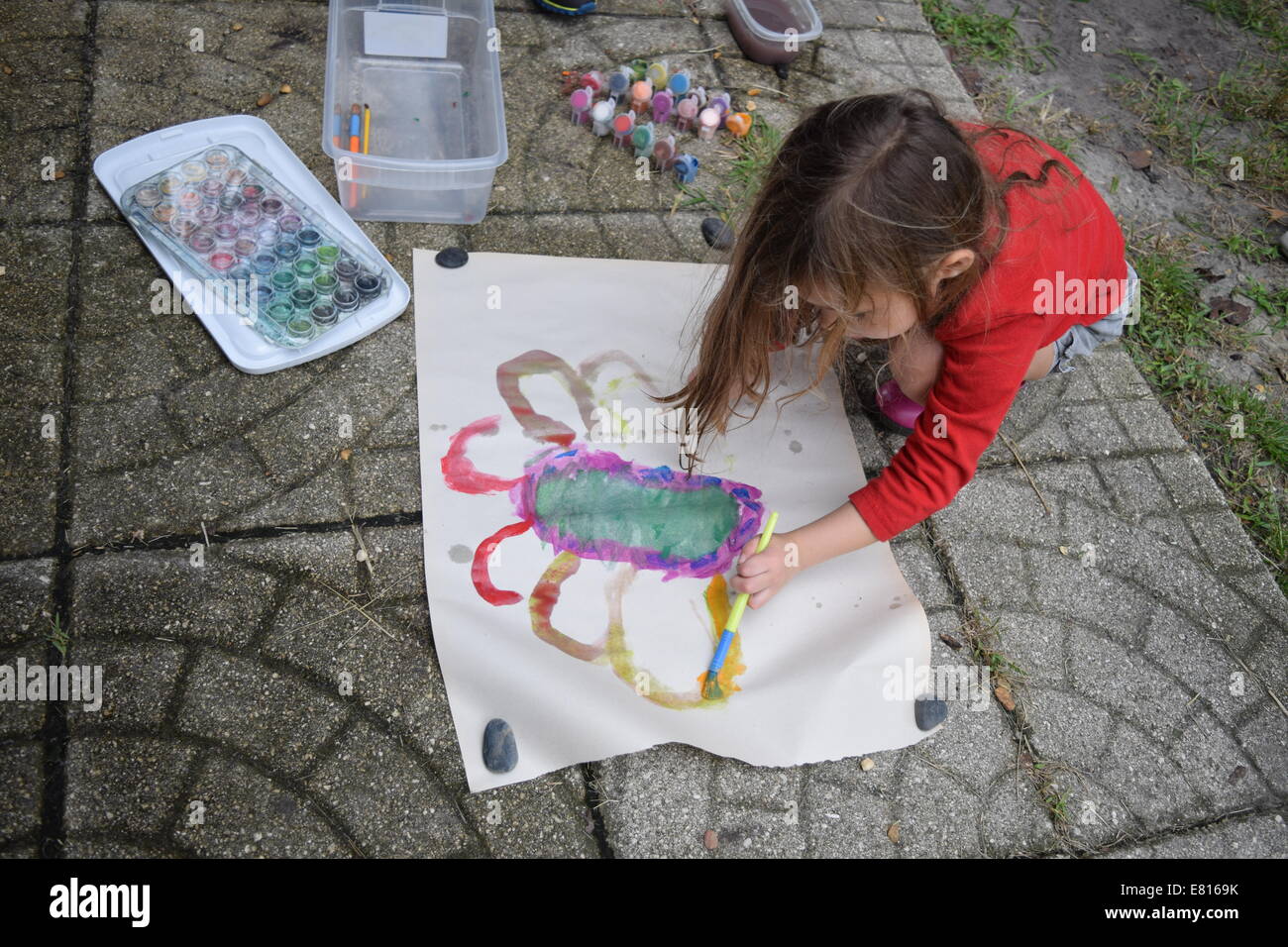 Ragazza pittura acquerello butterfly al di fuori Foto Stock