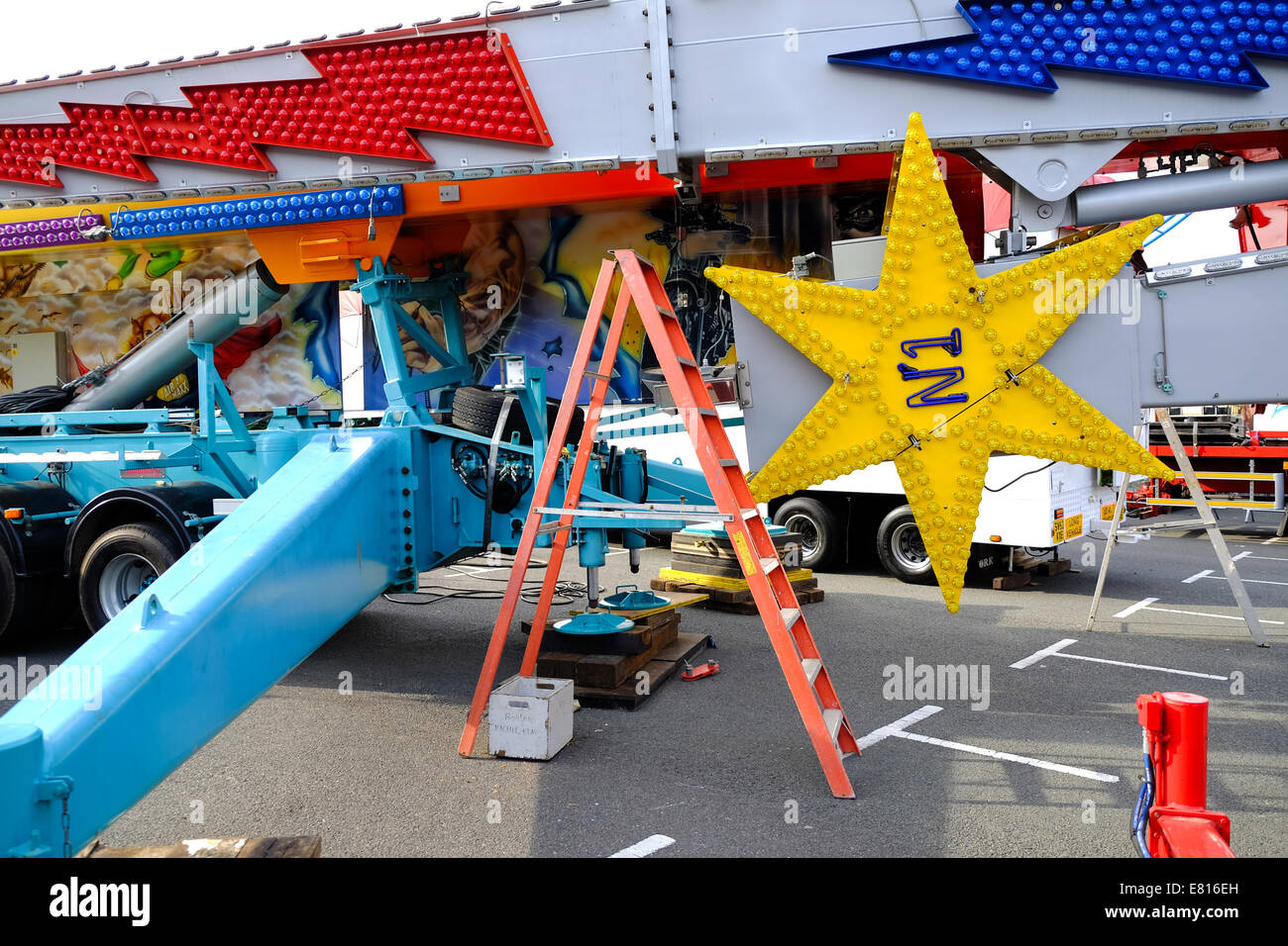 Nottingham,Hyson Green,UK.Il 28 settembre 2014. La foresta di massa di ricreazione vedere il ritorno del 700 anni fiera viaggio oggi pronto per mercoledì 1 ottobre in apertura di giornata.L'Oca in fiera saranno nuovamente ospitare oltre 5oo attrazioni,dal white knuckle esperienze,famiglia giostre e vecchi successi tra cui waltzers,giostre e gancio-a-l'anatra. Dello Spettacolo preparare le corse. Credito: IFIMAGE/Alamy Live News Foto Stock