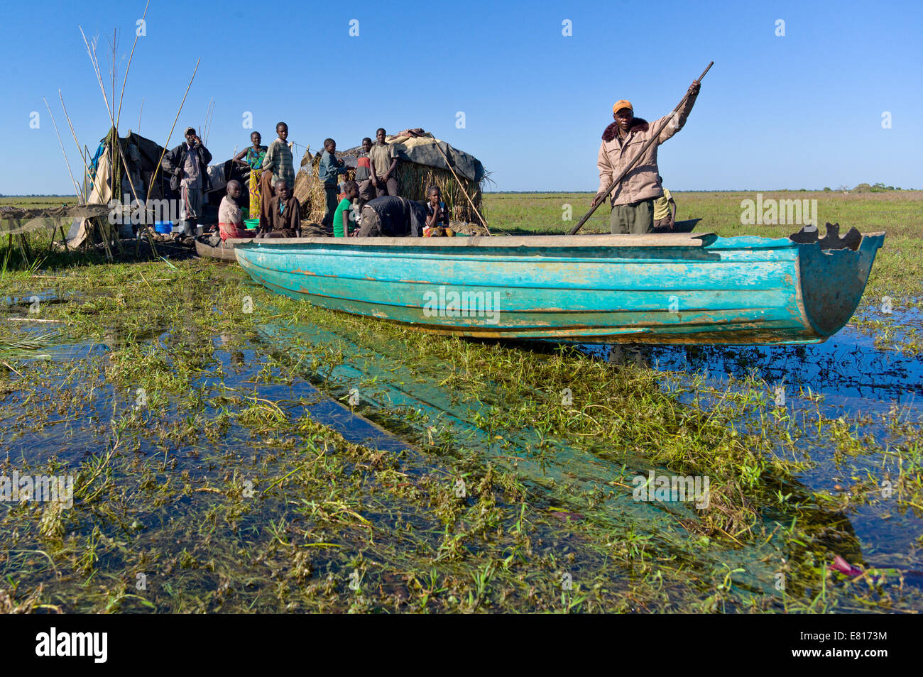 I pescatori preparano a testa fuori e controllare reti da un villaggio di pescatori in Bangweulu zone umide, Zambia Foto Stock