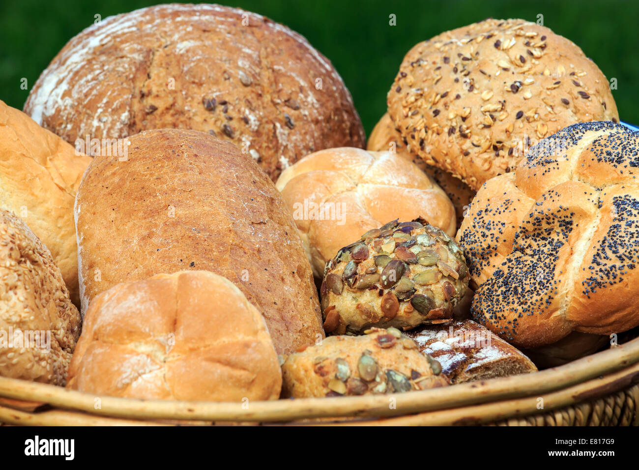 Cesto pieno di diversi tipi di pane Foto Stock