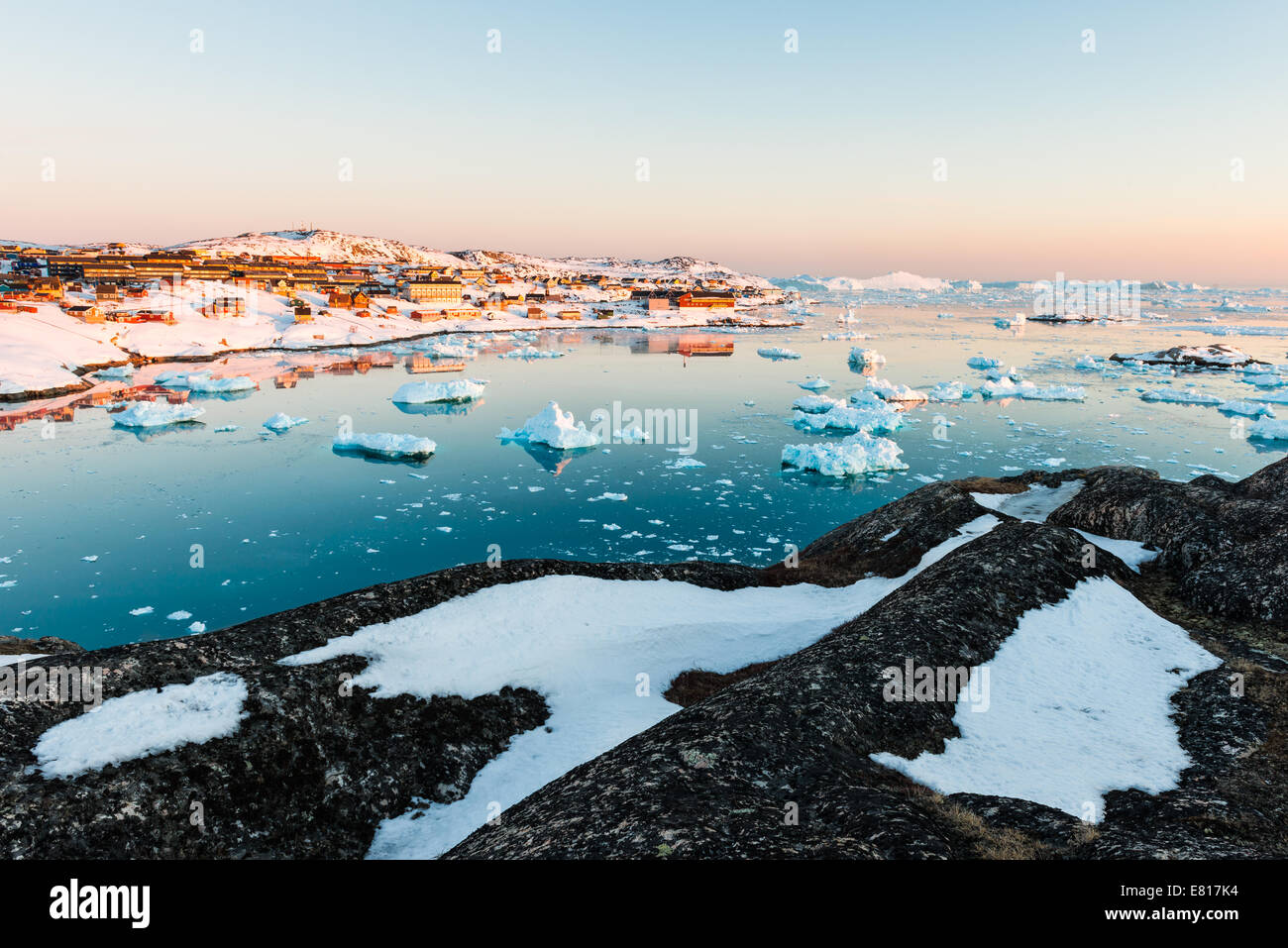 Glacier-riempita di acque e un villaggio innevato. Ilulissat Foto Stock