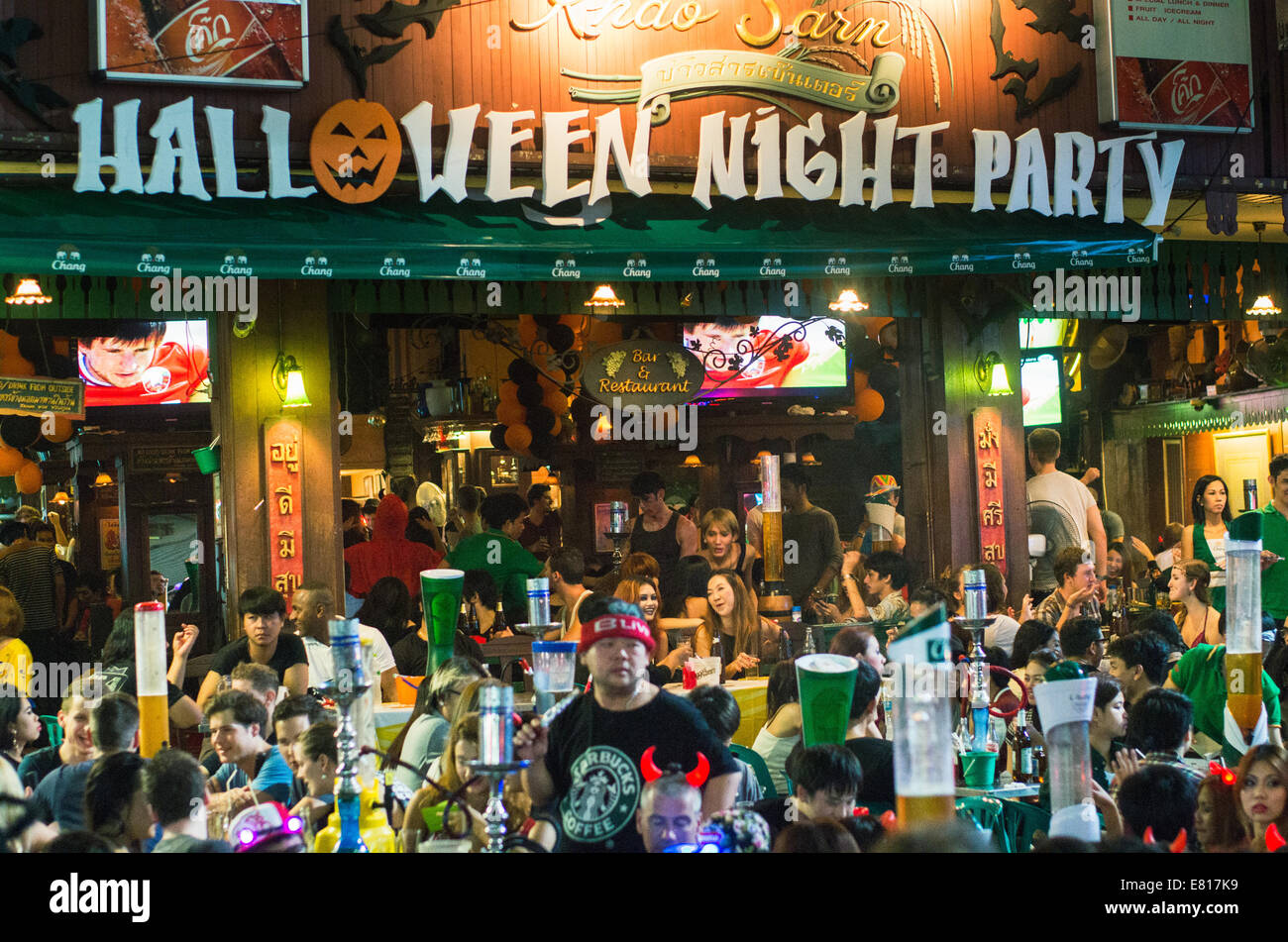 Festa di halloween in Khaosan Road di Bangkok, con molti backpackers soggiorno. Foto Stock