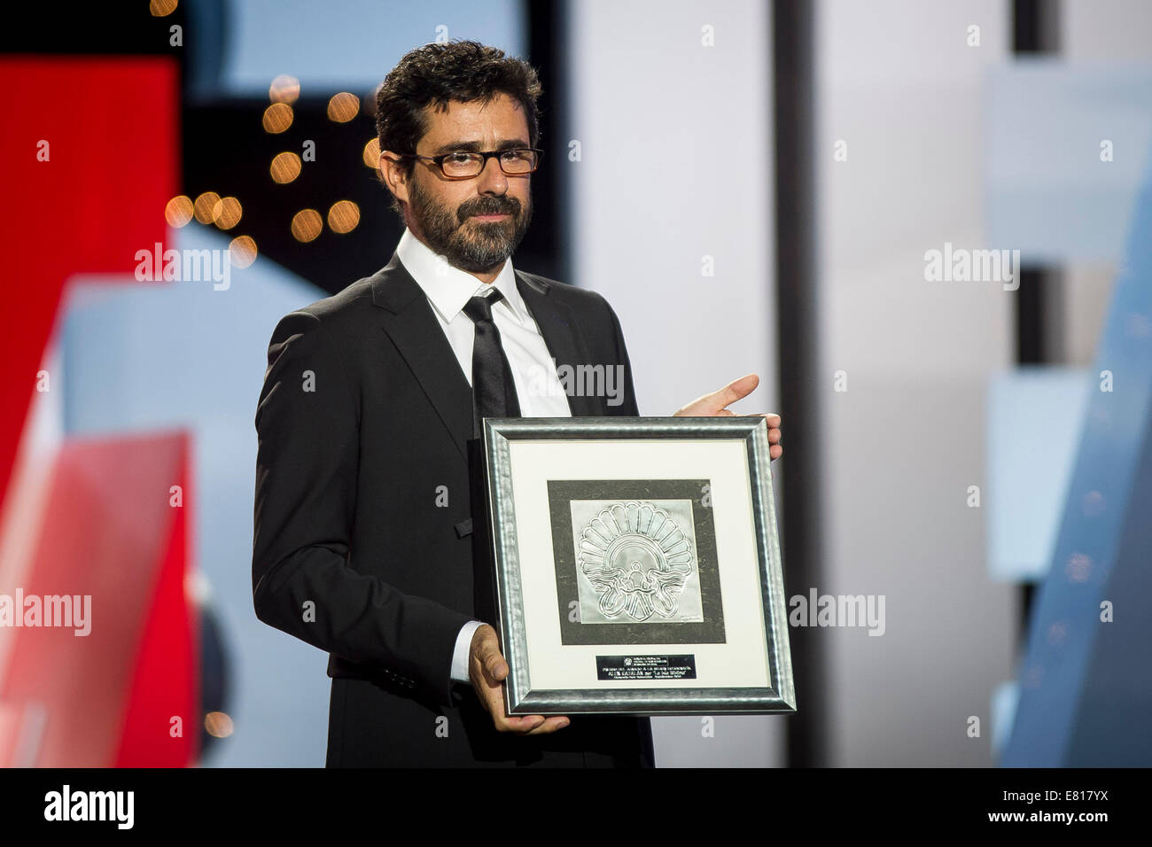 Alex Catalan riceve Concha de plata per il "miglior fotografia di film: "La Isla minimi' durante la cerimonia di chiusura del 62a San Sebastian Film Festival di San Sebastian nel settembre 27, 2014/picture alliance Foto Stock