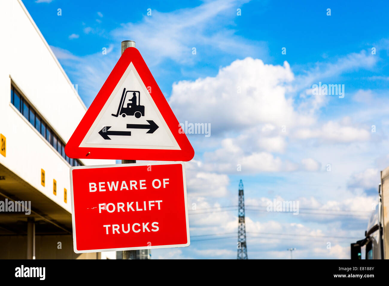 Attenzione del segno del carrello sul cielo blu Foto Stock