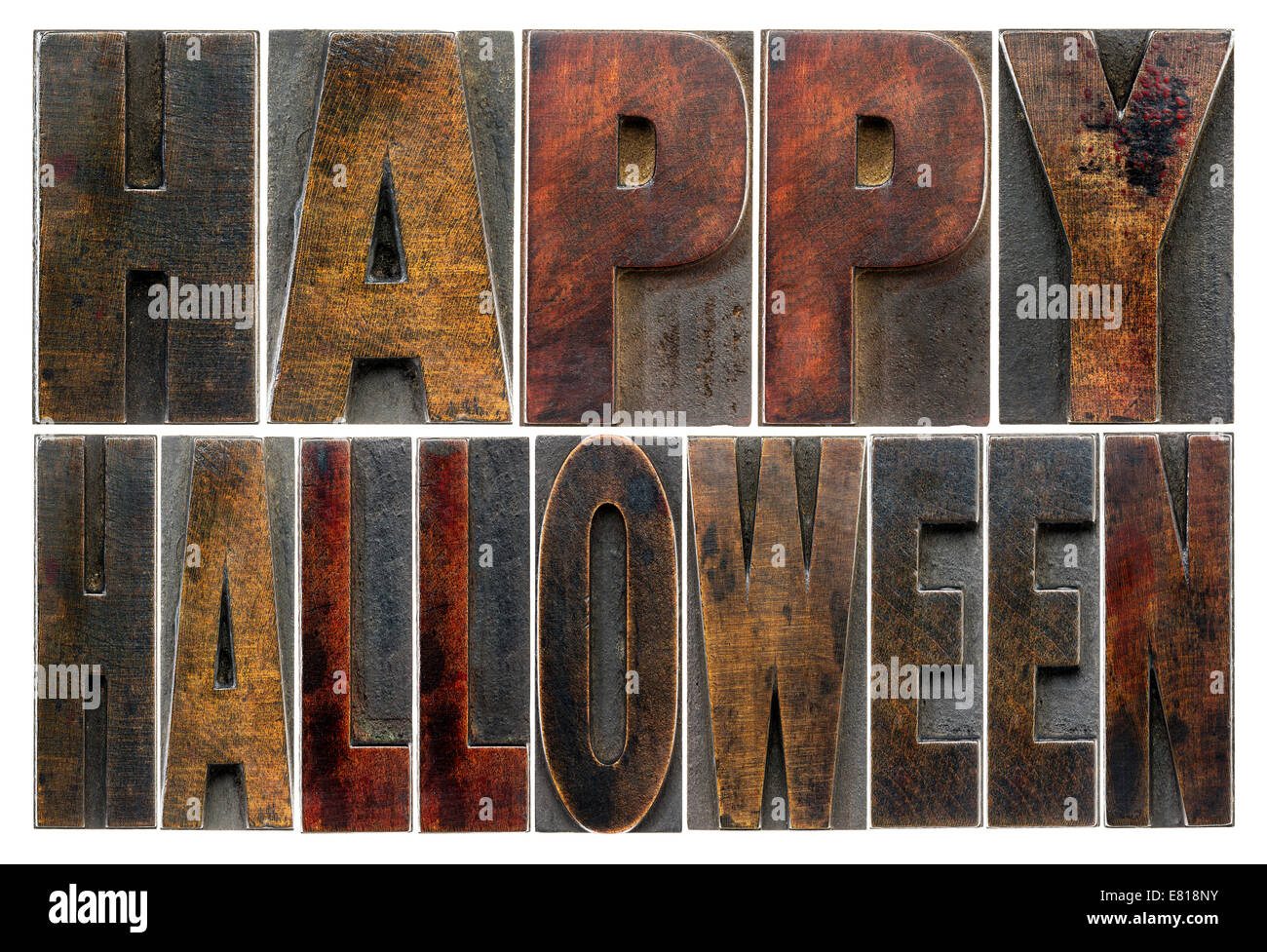 Happy Halloween - testo isolato in vintage grunge tipo legno blocchi di stampa colorati da inchiostri a colori Foto Stock