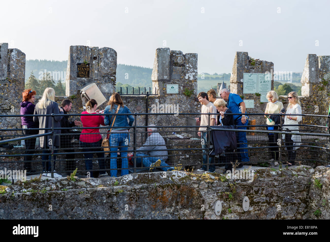 I turisti in attesa di baciare la Blarney Stone, Blarney Castle, vicino a Cork, nella contea di Cork, Repubblica di Irlanda Foto Stock