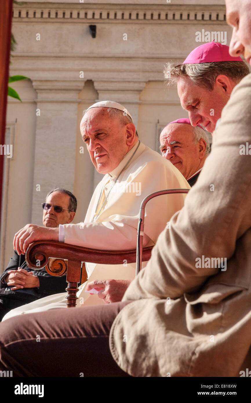 Il Vaticano. 28 Sep, 2014. Papa Francesco soddisfano i nonni del mondo - Piazza San Pietro, 28 settembre 2014 Credit: Davvero Facile Star/Alamy Live News Foto Stock