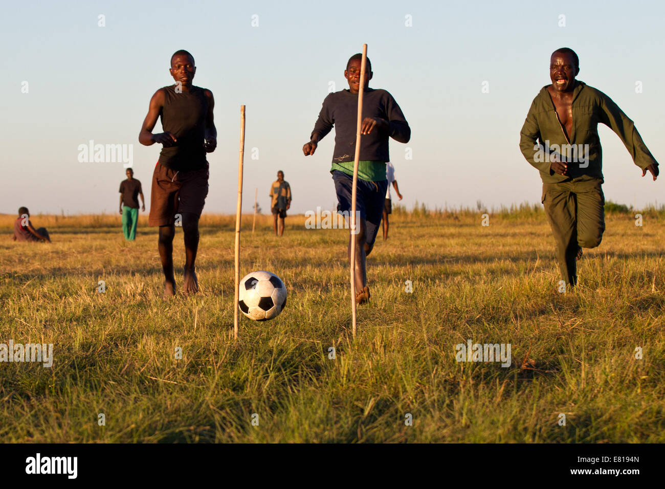 Gli uomini nello Zambia a giocare a calcio a Chikuni Isola, Bangweulu zone umide, Zambia Foto Stock