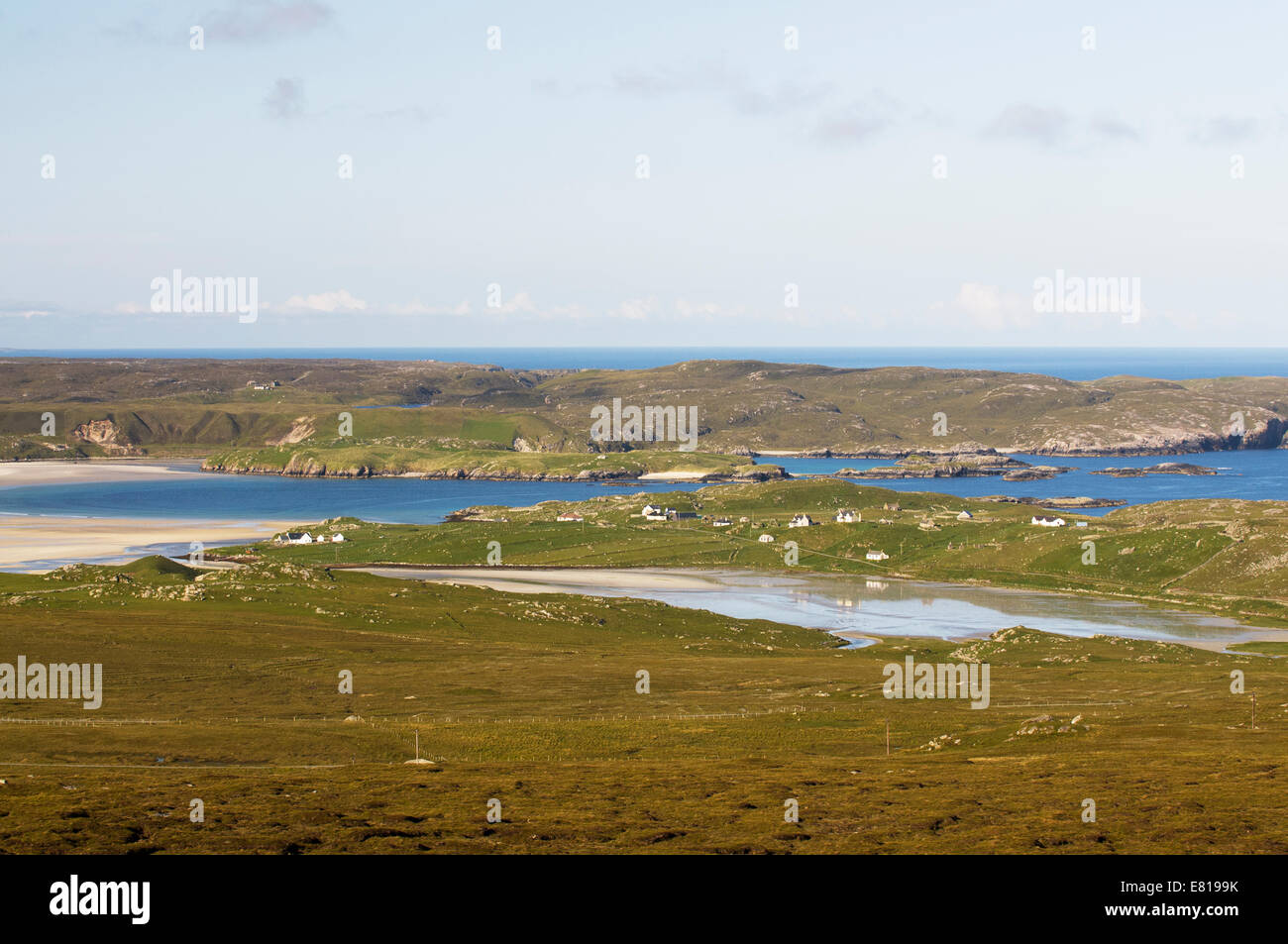 Vista panoramica attraverso Uig Bay e spiaggia dell'isola di Lewis nelle Western Isles Foto Stock