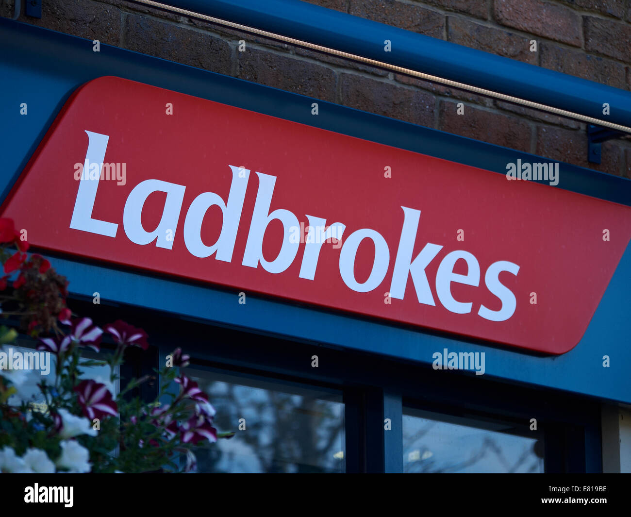 Ladbrokes betting shop segno sulla parete esterna REGNO UNITO Foto Stock