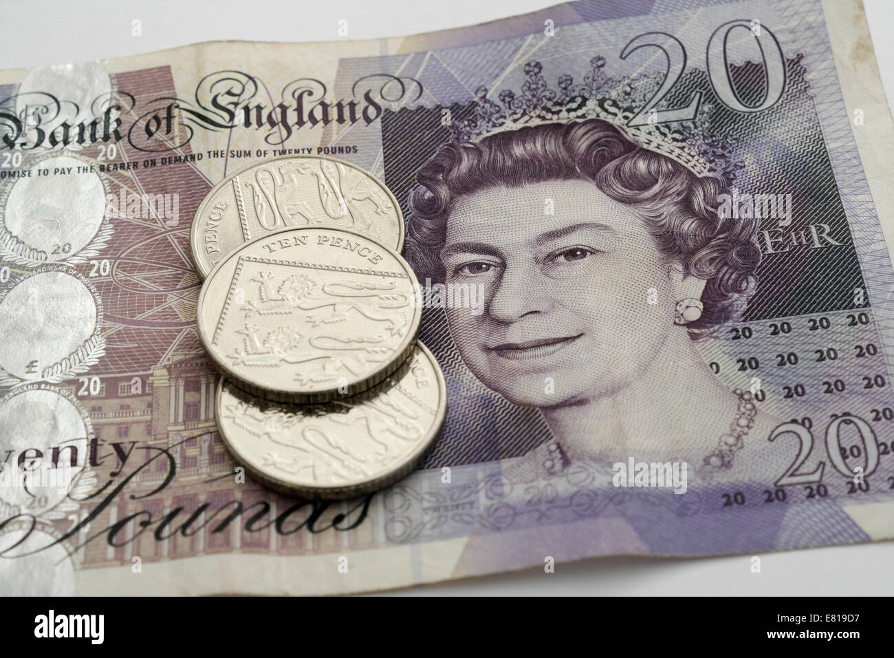 British £20 libbre nota con 10p delle monete in euro Foto Stock